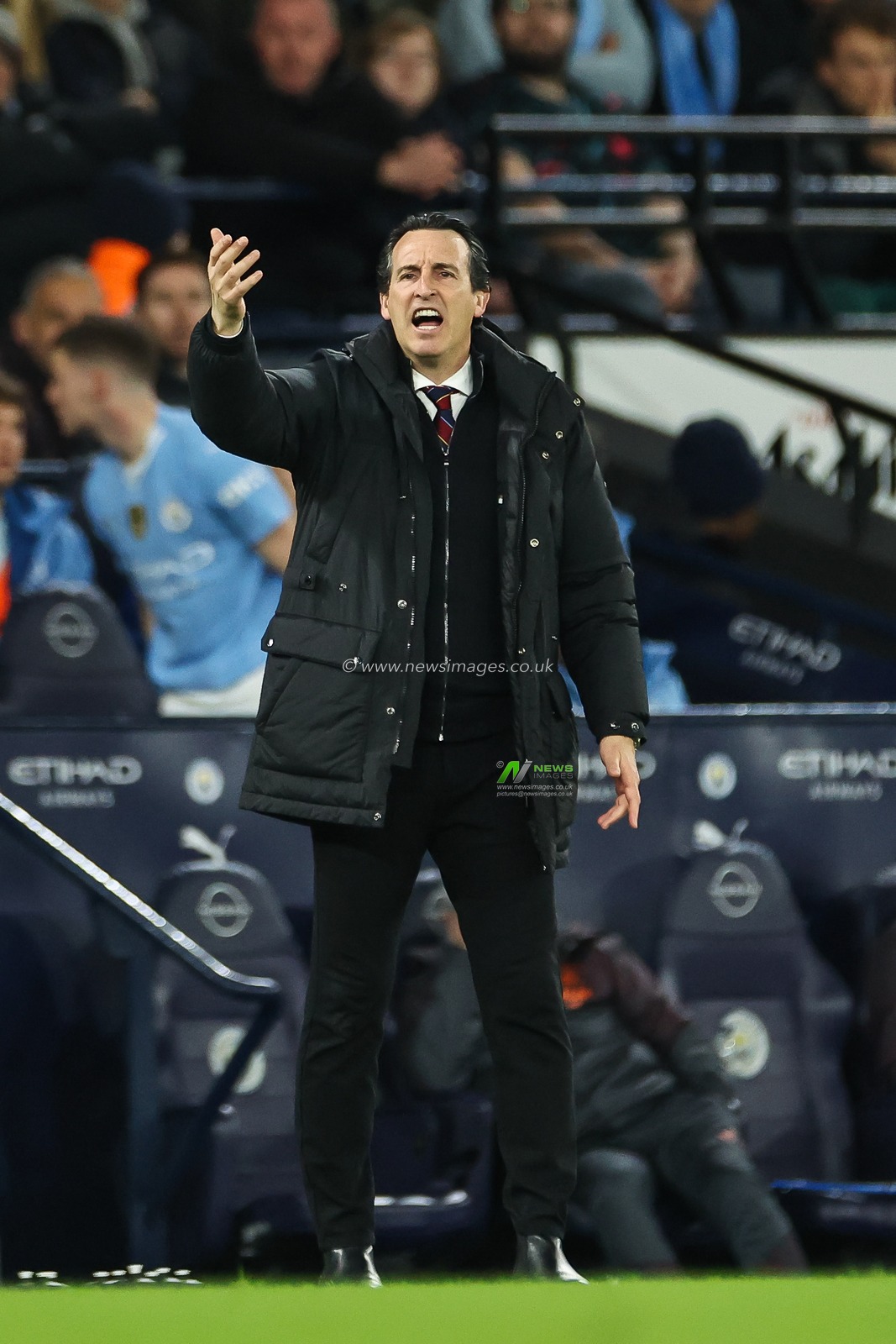 Unai Emery Manager of Aston Villa gives his team instructions during the Premier League match Manchester City vs Aston Villa at Etihad Stadium, Manchester, United Kingdom, 3rd April 2024

(Photo by Mark Cosgrove/News Images)