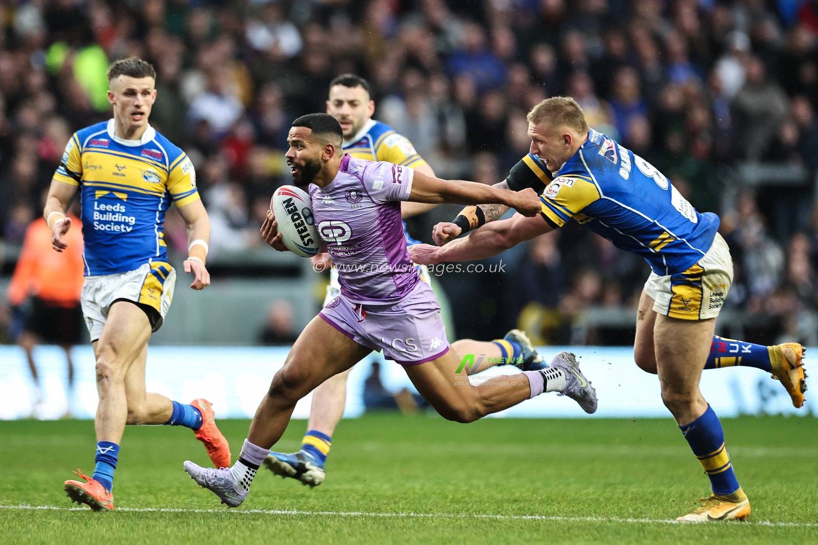 Kruise Leeming of Wigan Warriors breaks with the ball during the Betfred Super League Round 5 match Leeds Rhinos vs Wigan Warriors at Headingley Stadium, Leeds, United Kingdom, 22nd March 2025

(Photo by Mark Cosgrove/News Images)