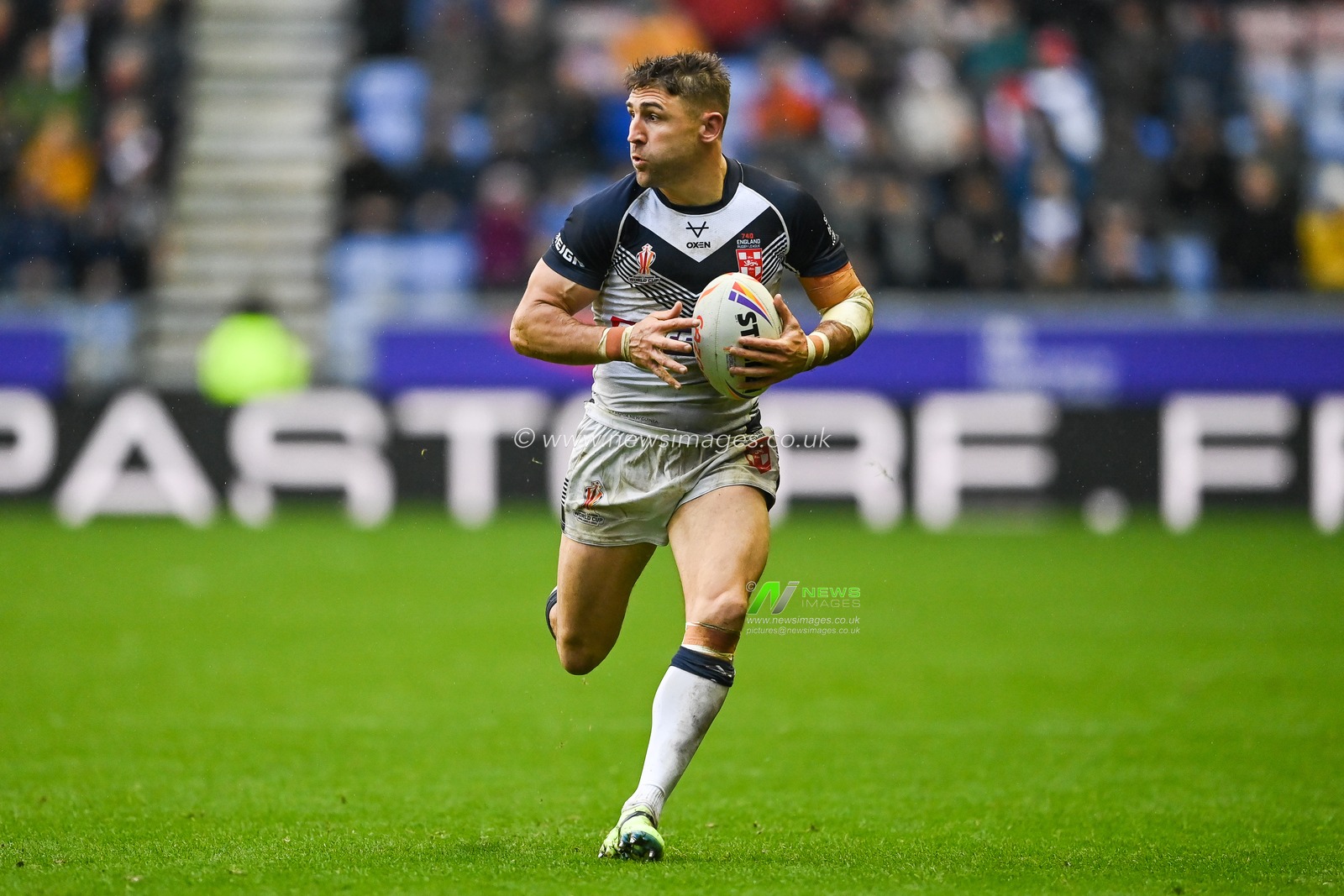 Tommy Makinson of England makes a break during the Rugby League World Cup 2021 Quarter Final match England vs Papua New Guinea at DW Stadium, Wigan, United Kingdom, 5th November 2022

(Photo by Craig Thomas/News Images)