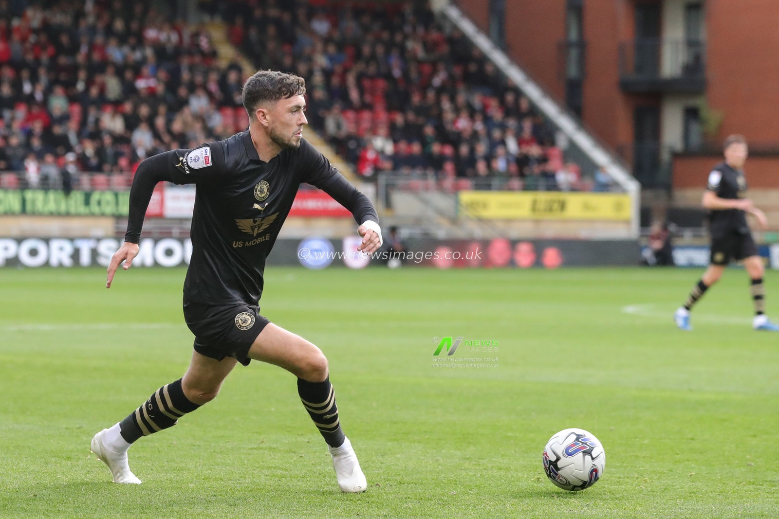 Corey O'Keeffe #22 of Barnsley breaks with the ball during the Sky Bet League 1 match Leyton Orient vs Barnsley at Matchroom Stadium, London, United Kingdom, 21st October 2023

(Photo by Alfie Cosgrove/News Images)