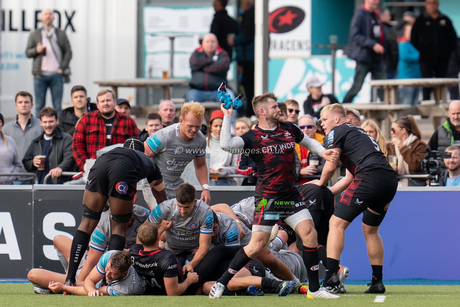 Elliot Daly #13 of Saracens is held by  Richard de Carpentier #8 of Bath Rugby and rips is skull cap and throws it away during the Gallagher Premiership match Saracens vs Bath Rugby at StoneX Stadium, London, United Kingdom, 15th October 2022

(Photo by Richard Washbrooke/News Images)