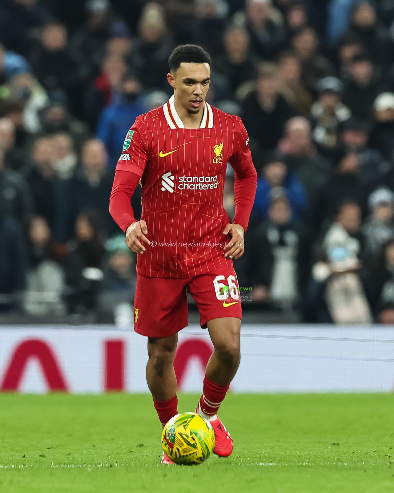 Trent Alexander-Arnold of Liverpool makes a break with the ball during the Carabao Cup Semi-Finals First Leg Tottenham Hotspur vs Liverpool at Tottenham Hotspur Stadium, London, United Kingdom, 8th January 2025

(Photo by Mark Cosgrove/News Images)