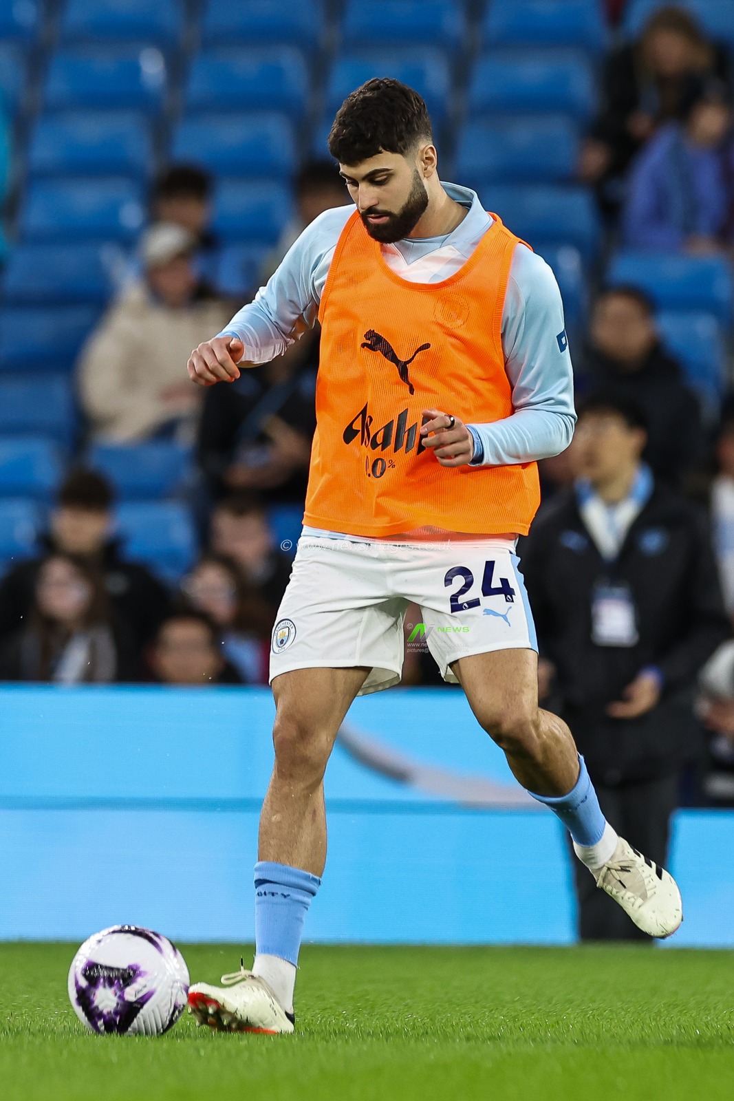 JoÅ¡ko Gvardiol of Manchester City during the pre-game warmup ahead of the Premier League match Manchester City vs Aston Villa at Etihad Stadium, Manchester, United Kingdom, 3rd April 2024

(Photo by Mark Cosgrove/News Images)
