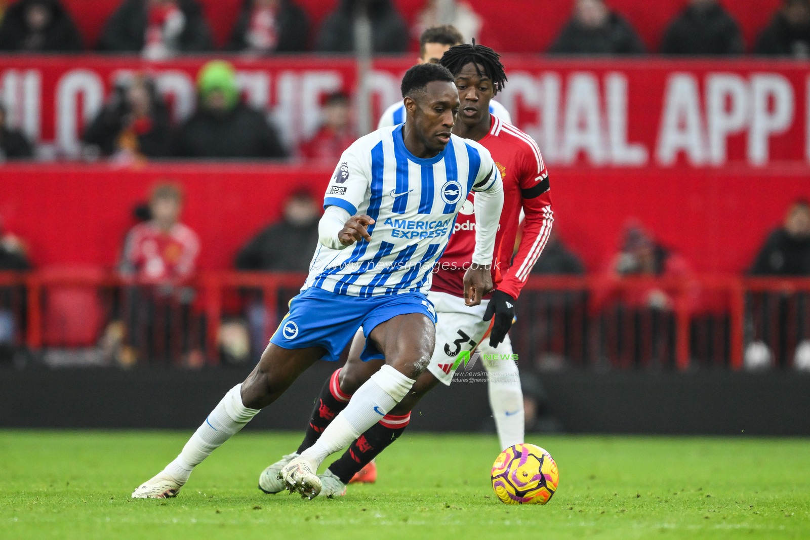 Danny Welbeck of Brighton & Hove Albion breaks past Kobbie Mainoo of Manchester United during the Premier League match Manchester United vs Brighton and Hove Albion at Old Trafford, Manchester, United Kingdom, 19th January 2025

(Photo by Craig Thomas/News Images)