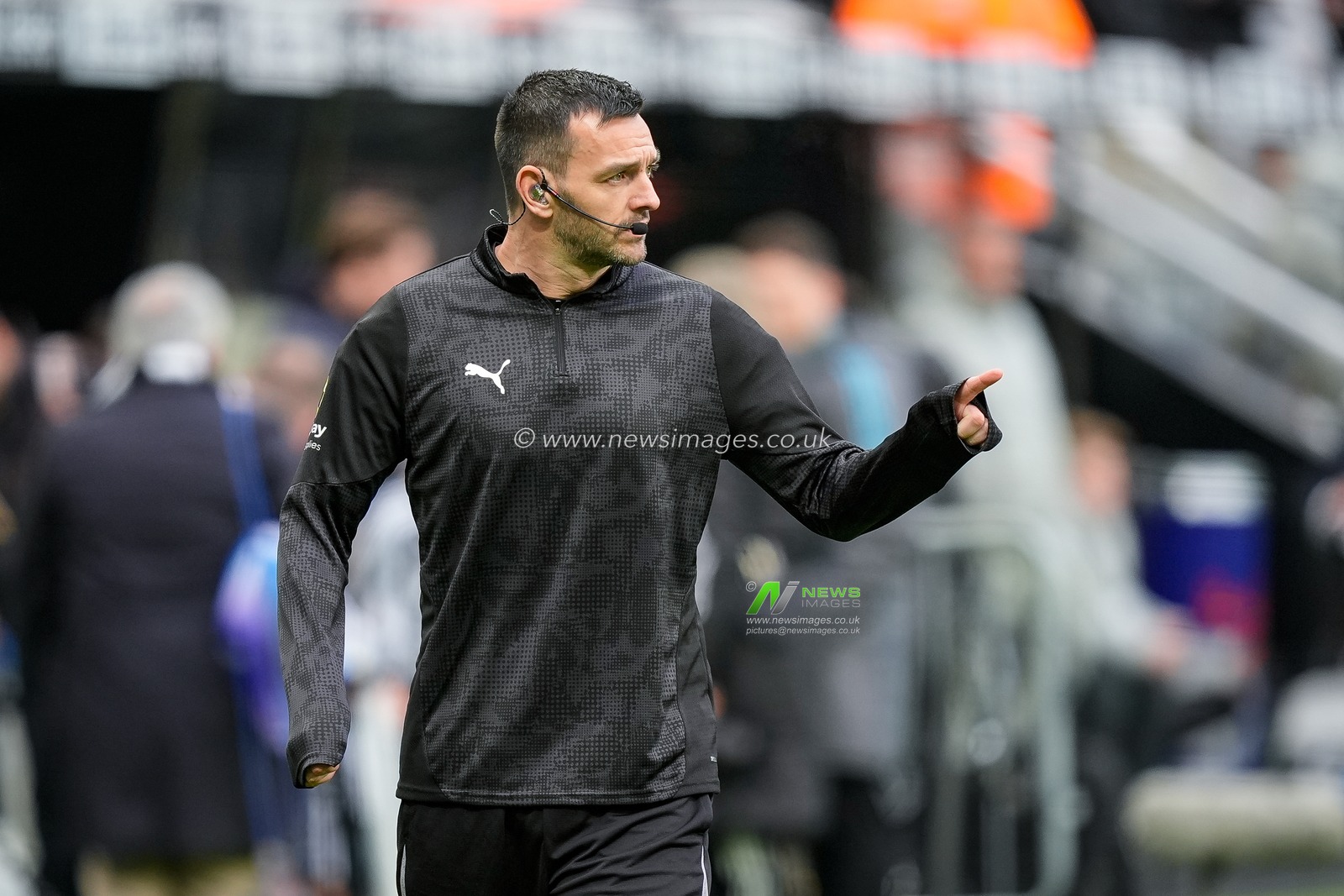 Referee Andy Madley warms up during the Premier League match Newcastle United vs Chelsea at St. James's Park, Newcastle, United Kingdom, 20th December 2025

(Photo by Maynard Manyowa/News Images)

*** GER AUT SUI OUT ***