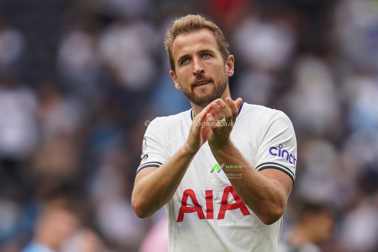 Harry Kane #10 of Tottenham Hotspur applauds the fans after the final whistle during the Premier League match Tottenham Hotspur vs Fulham at Tottenham Hotspur Stadium, London, United Kingdom, 3rd September 2022

(Photo by Richard Washbrooke/News Images)