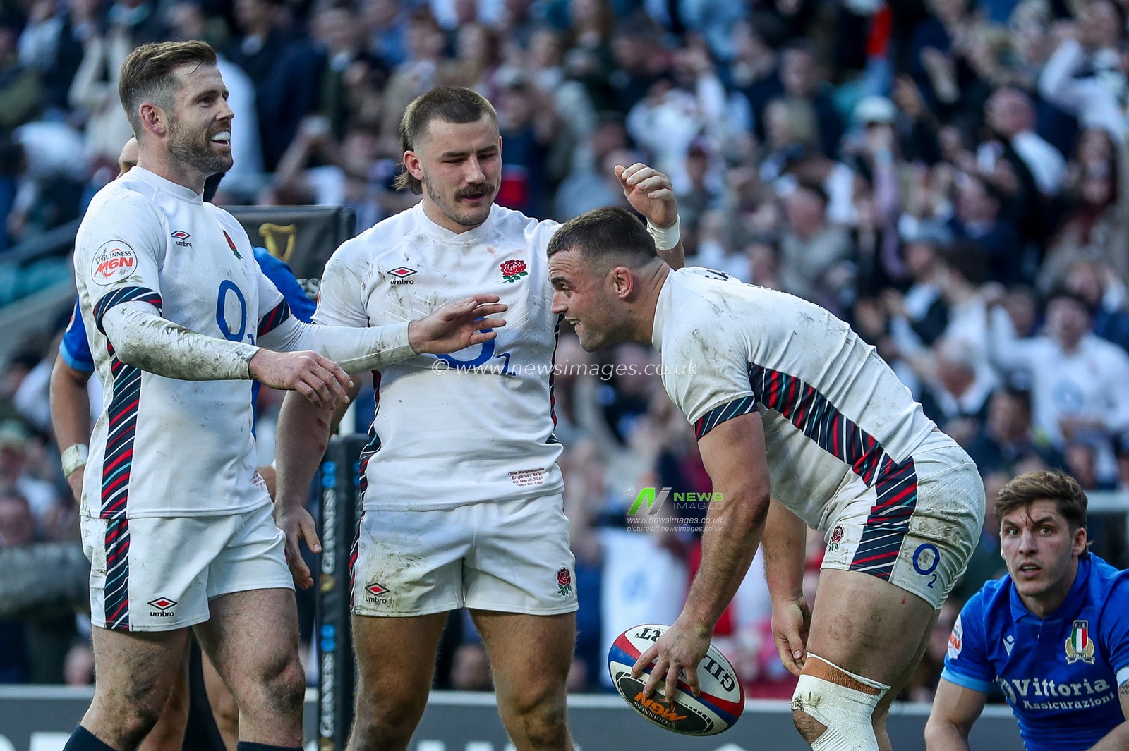 Ben Earl of England celebrates his try with teammates  during the 2025 Guinness 6 Nations match England vs Italy at Allianz Stadium, Twickenham, United Kingdom, 9th March 2025

(Photo by Izzy Poles/News Images)