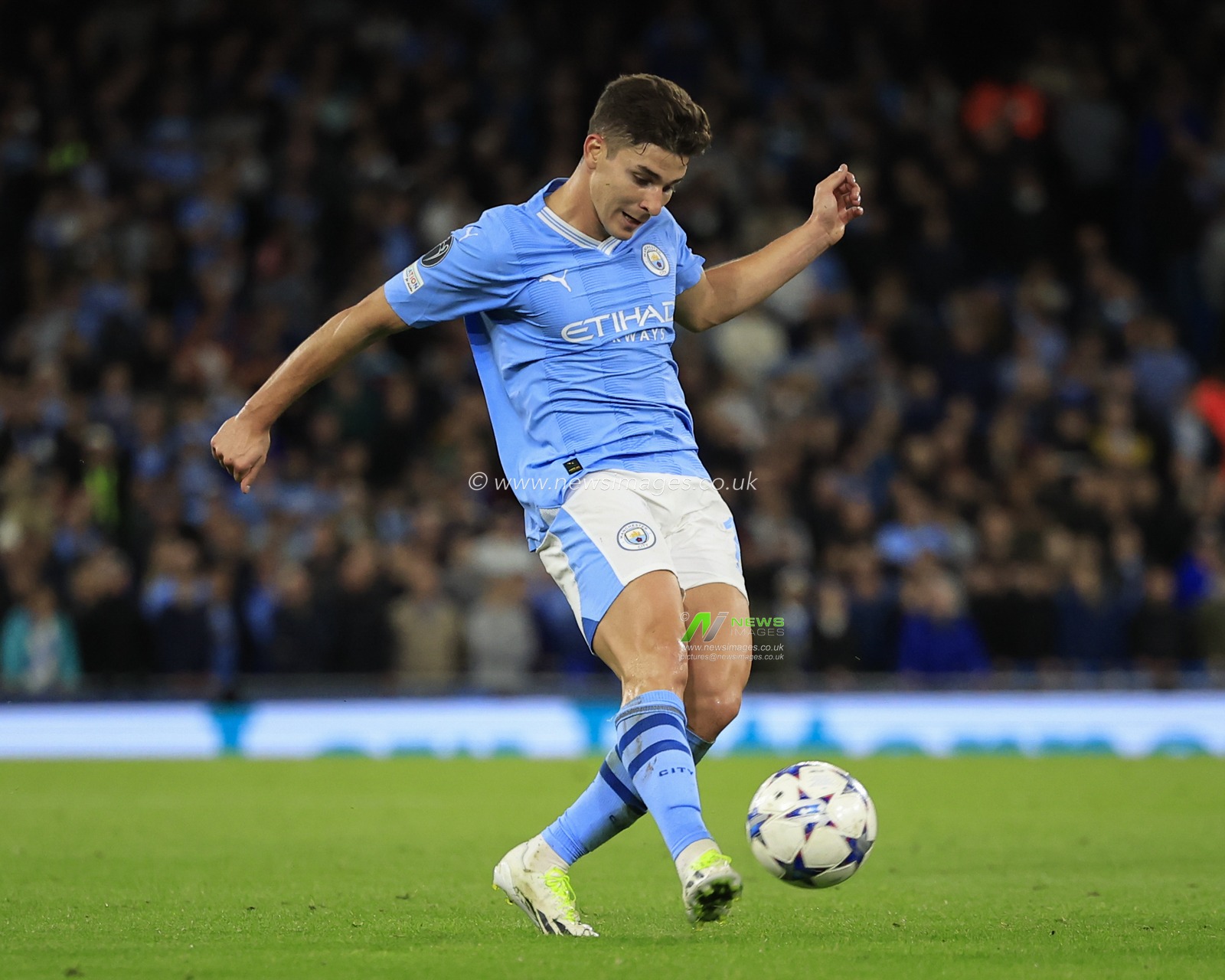Julian Alvarez #19 of Manchester City passes the ball during the UEFA Champions League match Manchester City vs Red Star Belgrade at Etihad Stadium, Manchester, United Kingdom, 19th September 2023

(Photo by Conor Molloy/News Images)
