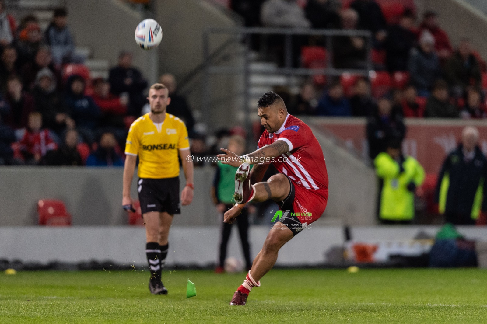 3rd May 2019 ,  AJ Bell Stadium, Salford, England;  Betfred Super League, Round 14, Salford Red Devils vs Leeds Rhinos ; Krisnan Inu of Salford Red Devils kicks the conversion

Credit: Richard Long/News Images