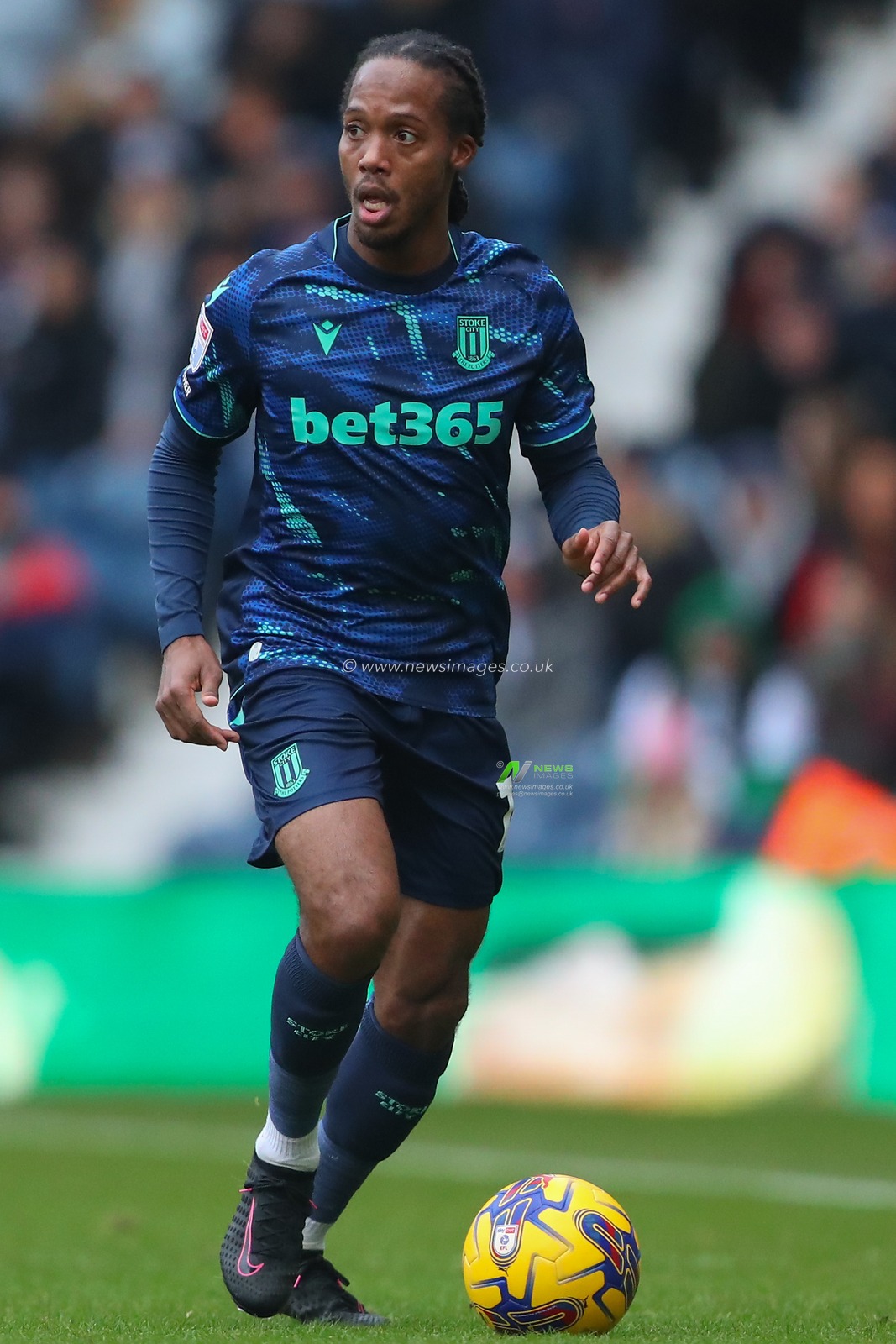 Daniel Johnson #12 of Stoke City in action during the Sky Bet Championship match West Bromwich Albion vs Stoke City at The Hawthorns, West Bromwich, United Kingdom, 17th December 2023

(Photo by Gareth Evans/News Images)
