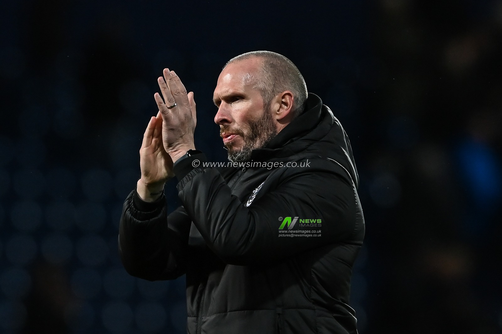 Michael Appleton manager of Blackpool applauds the fans at the end of the Sky Bet Championship match West Bromwich Albion vs Blackpool at The Hawthorns, West Bromwich, United Kingdom, 1st November 2022

(Photo by Craig Thomas/News Images)
