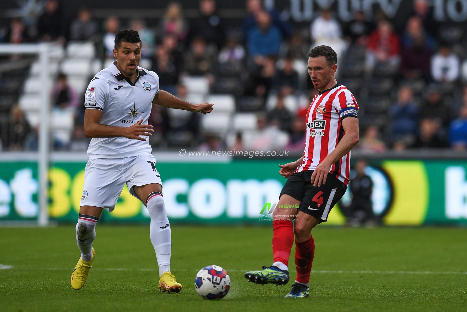 Corry Evans #4 of Sunderland during the Sky Bet Championship match Swansea City vs Sunderland at Swansea.com Stadium, Swansea, United Kingdom, 8th October 2022

(Photo by Mike Jones/News Images)