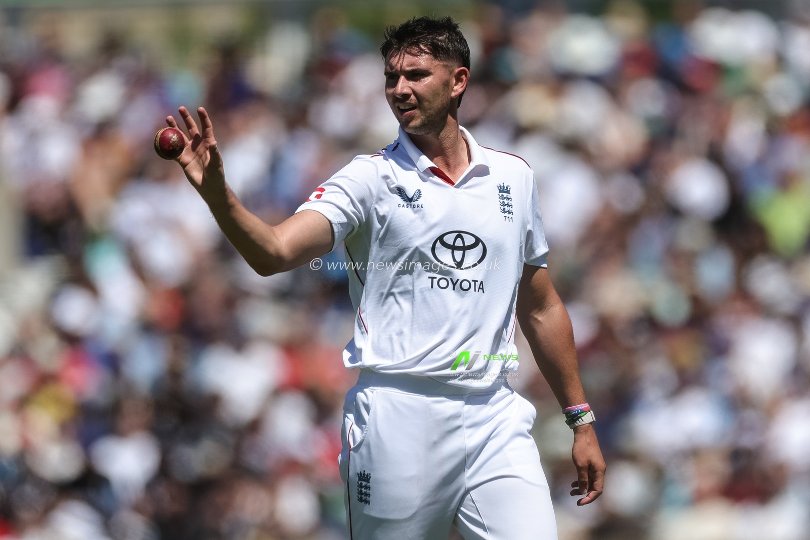 Josh Tongue of England receives the ball during the 2nd Rothesay Test Match Day 1 match England vs New Zealand at The Kia Oval, London, United Kingdom on 17 June 2026

(Photo by Mark Cosgrove/News Images)