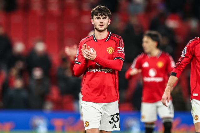 Tyler Fredricson of Manchester Untied applauds the fans after the game during the Premier League match Manchester United vs Newcastle United at Old Trafford, Manchester, United Kingdom, 26th December 2025

(Photo by Alfie Cosgrove/News Images)

*** GER AUT SUI OUT ***