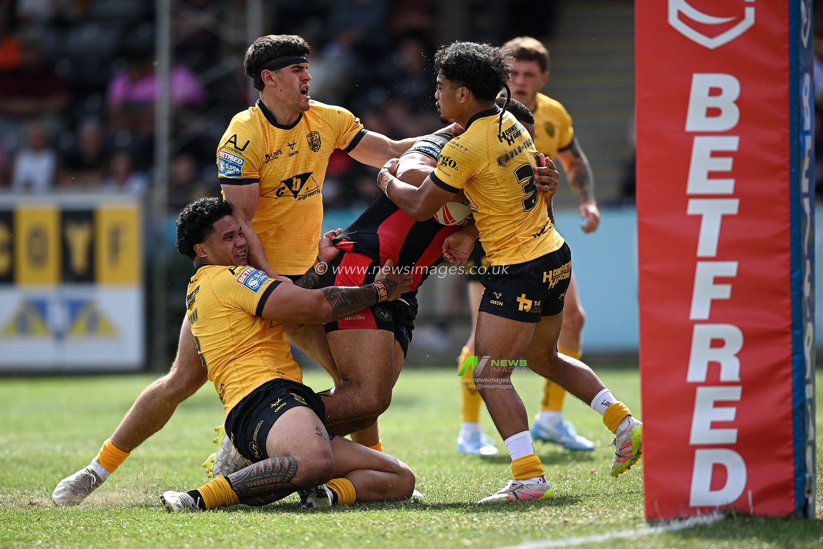 Toafofoa Sipley of Warrington Wolves scores a try during the Betfred Super League round 21 match Castleford Tigers vs Warrington Wolves at OneBore Stadium, Castleford, Untied Kingdom on 01 August 2026

(Photo by Ben Roberts/News Images)
