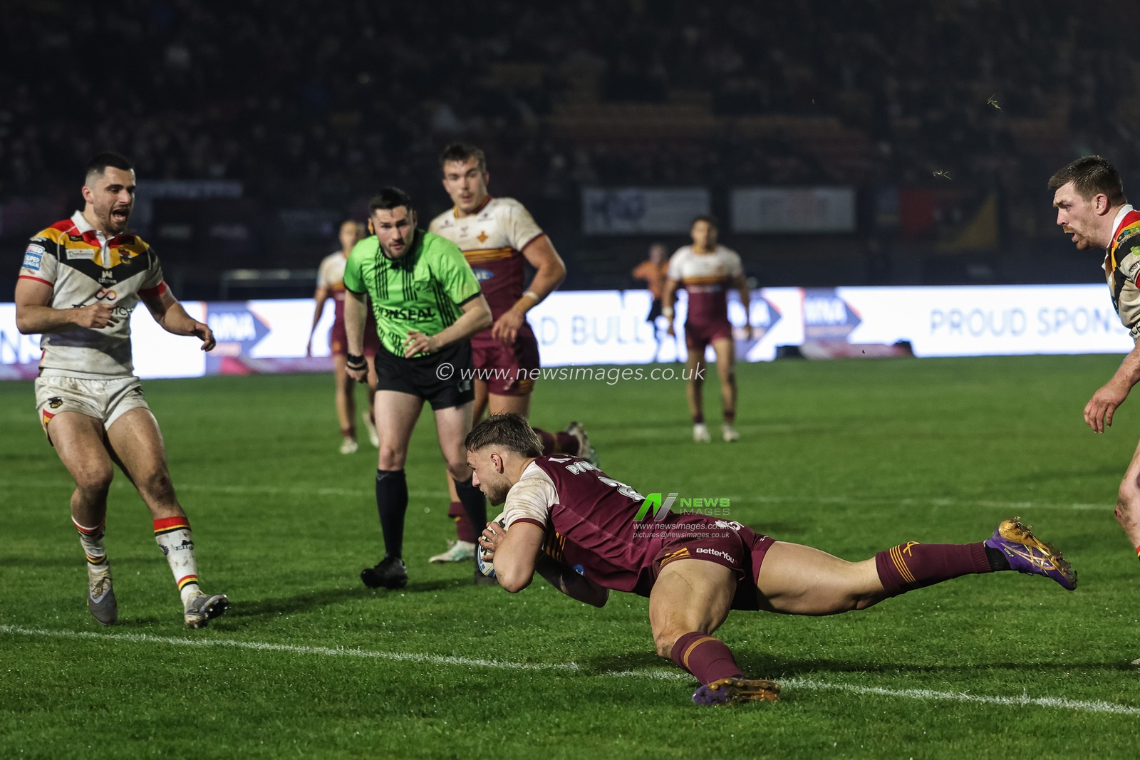 Tristan Powell of Huddersfield Giants goes over for a try during the Betfred Super League Round 5 match Bradford Bulls vs Huddersfield Giants at Odsal Stadium, Bradford, United Kingdom on 20 March 2026

(Photo by Mark Cosgrove/News Images)