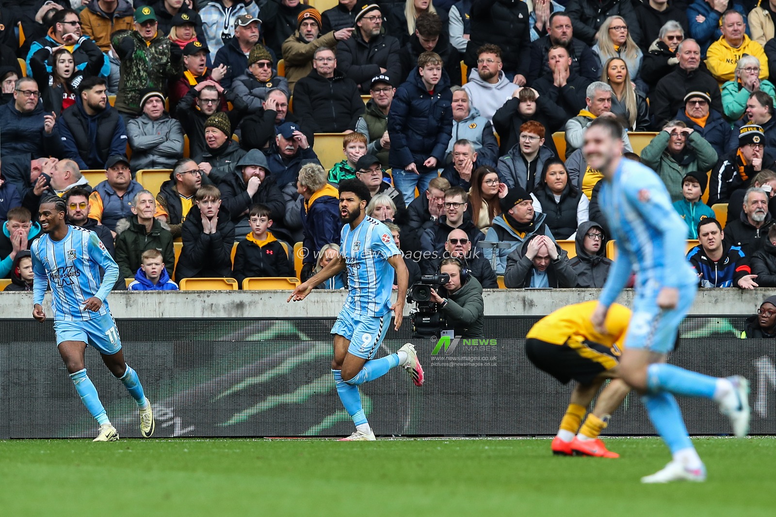 Ellis Simms of Coventry City celebrates his goal to make it 2-2 during the Emirates FA Cup Quarter- Final match Wolverhampton Wanderers vs Coventry City at Molineux, Wolverhampton, United Kingdom, 16th March 2024

(Photo by Gareth Evans/News Images)