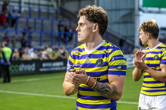 Arron Lindop of Warrington Wolves applauds the fans after the game during the Betfred Super League round 15 match Warrington Wolves vs Leeds Rhinos at The Halliwell Jones Stadium, Warrington, United Kingdom on 18 June 2026

(Photo by Alfie Cosgrove/News Images)