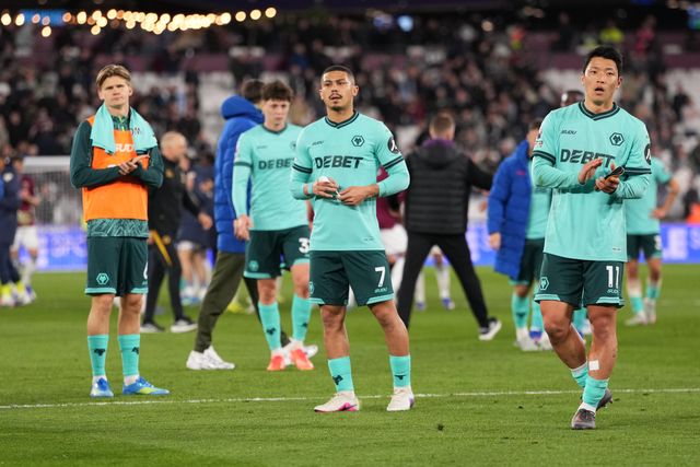 Wolves players applaud away support at full time during the Premier League match West Ham United vs Wolverhampton Wanderers at London Stadium, London, United Kingdom on 10 April 2026

(Photo by Harvey Murphy/News Images)