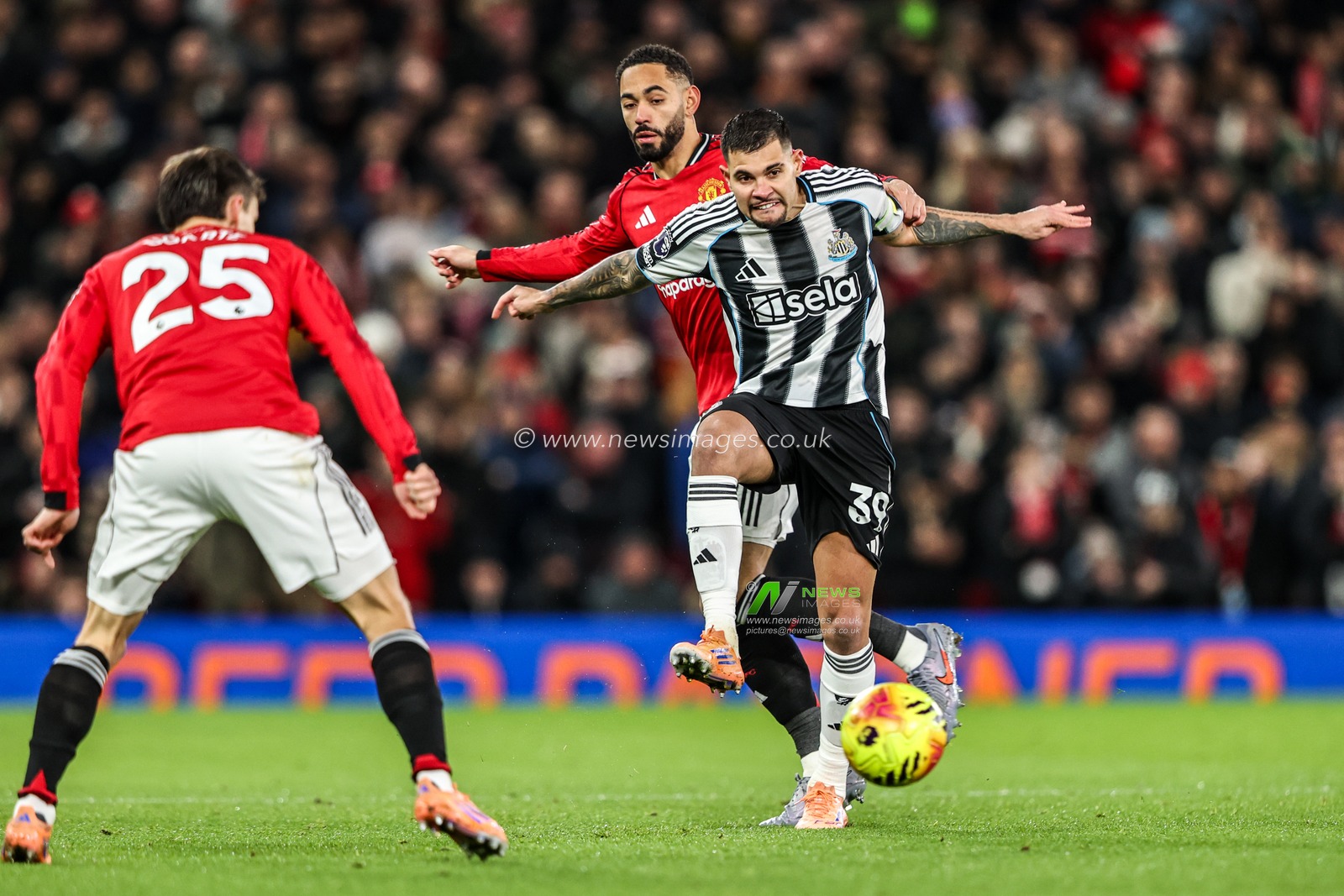Bruno Guimaraes of Newcastle United passes the ball under pressure from Matheus Cunha of Manchester Untied during the Premier League match Manchester United vs Newcastle United at Old Trafford, Manchester, United Kingdom, 26th December 2025

(Photo by Alfie Cosgrove/News Images)

*** GER AUT SUI OUT ***
