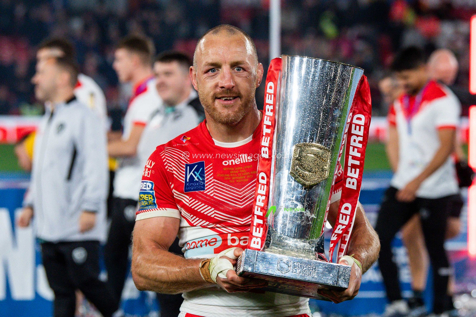 James Roby #9 of St Helens  Lifts the Grand Final Trophy after winning the  25th Betfred Super League Grand Final match St Helens vs Leeds Rhinos at Old Trafford, Manchester, United Kingdom, 24th September 2022

(Photo by Craig Thomas/News Images)
