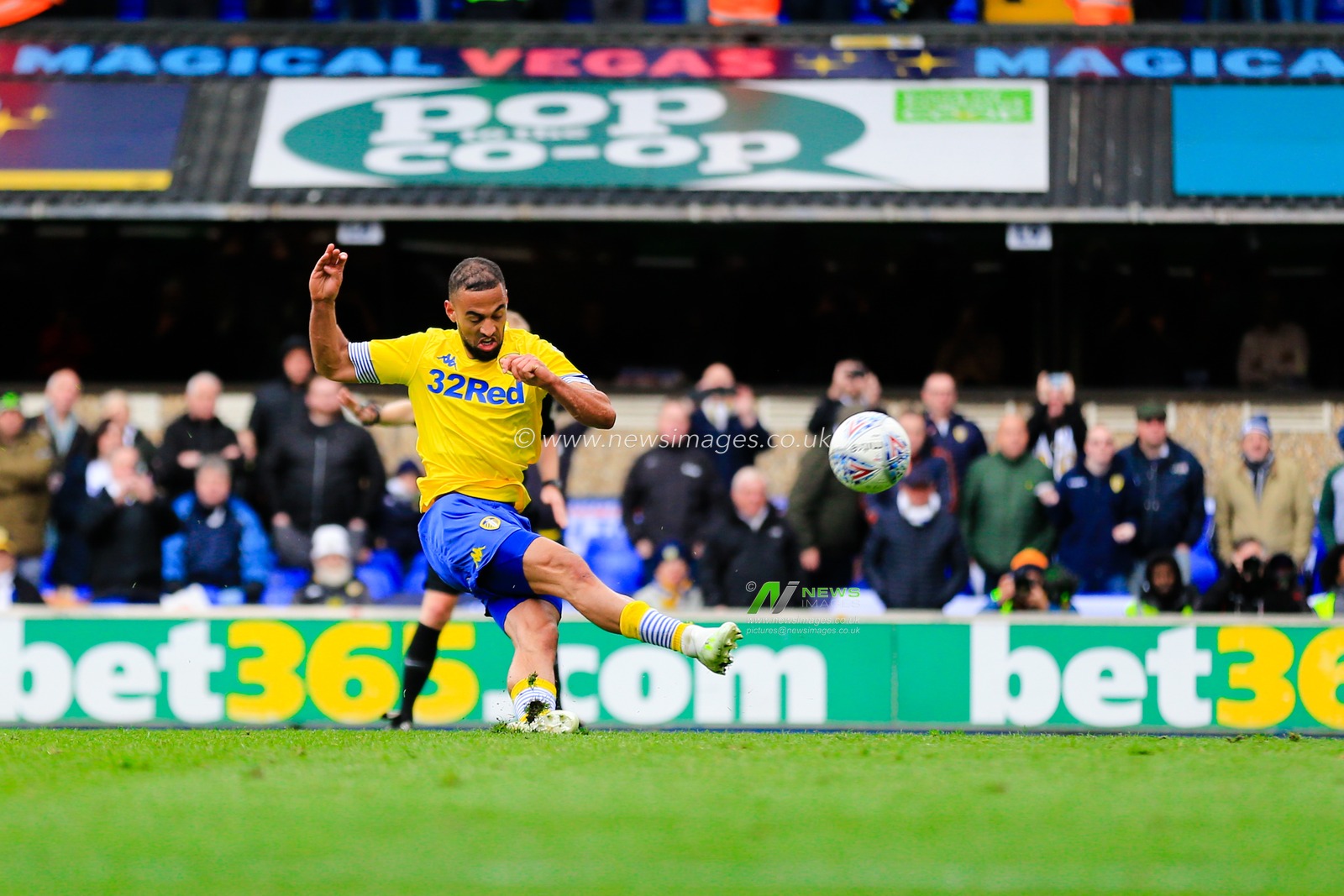 5th May 2019, Portman Road, Ipswich, England; Sky Bet Championship Ipswich Town vs Leeds United  ; Kemar Roofe (07) of Leeds Utd scuffs his penalty kick

Credit: Georgie Kerr/News Images,

English Football League images are subject to DataCo Licence