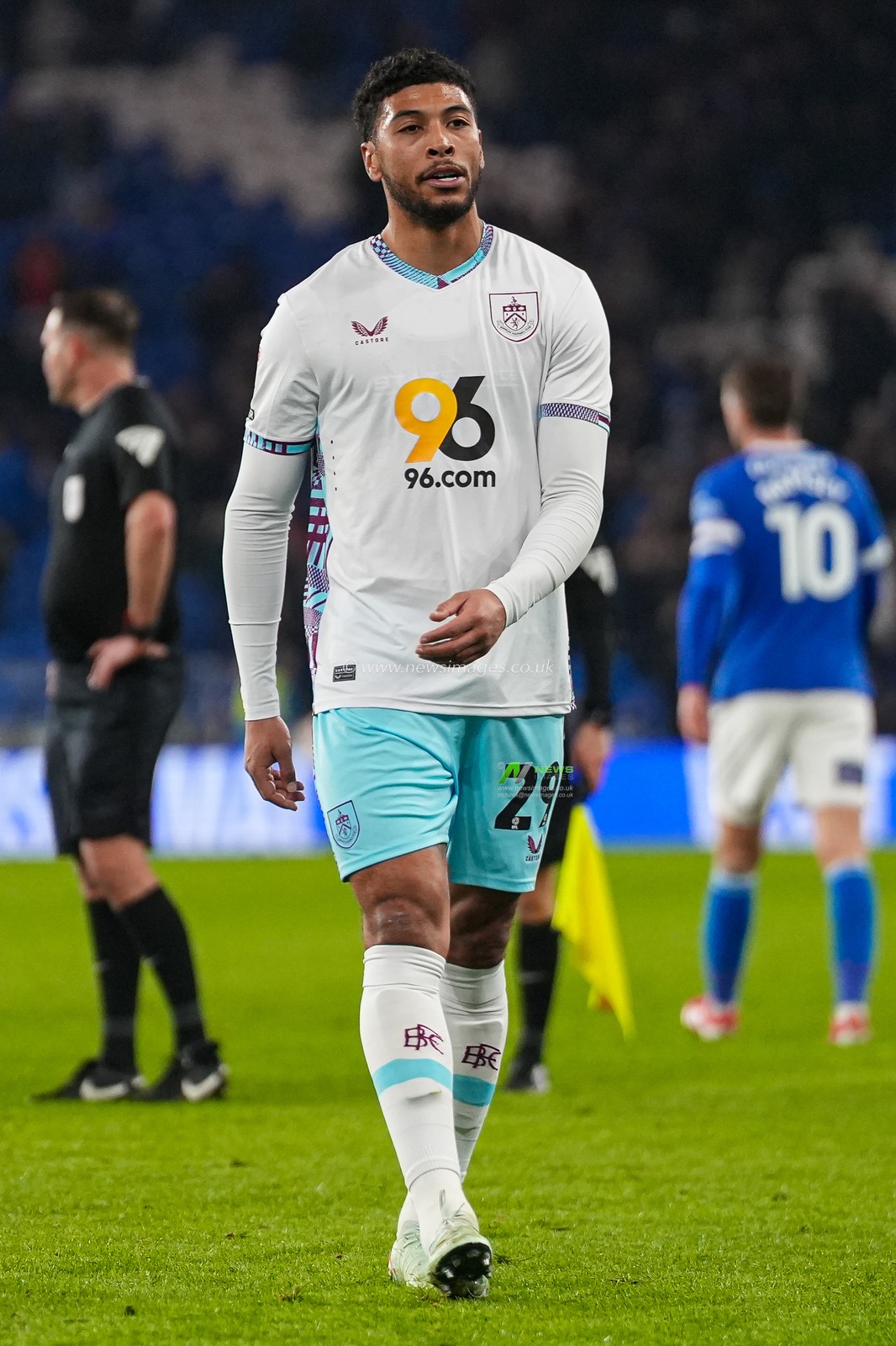 Josh Laurent of Burnley during the Sky Bet Championship match Cardiff City vs Burnley at Cardiff City Stadium, Cardiff, United Kingdom, 4th March 2025

(Photo by Andrew Lewis/News Images)