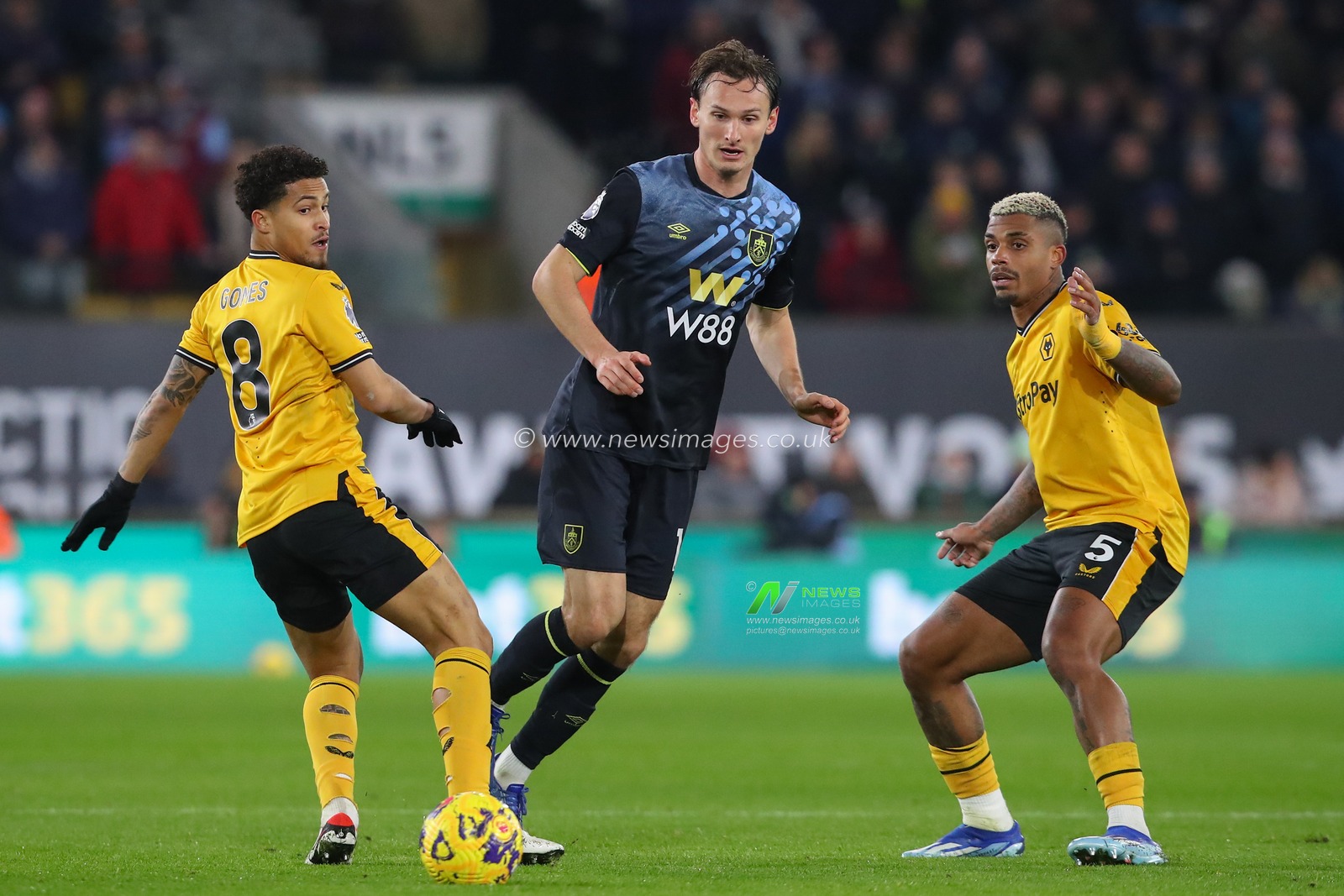 Hjalmar Ekdal #18 of Burnley passes the ball during the Premier League match Wolverhampton Wanderers vs Burnley at Molineux, Wolverhampton, United Kingdom, 5th December 2023

(Photo by Gareth Evans/News Images)