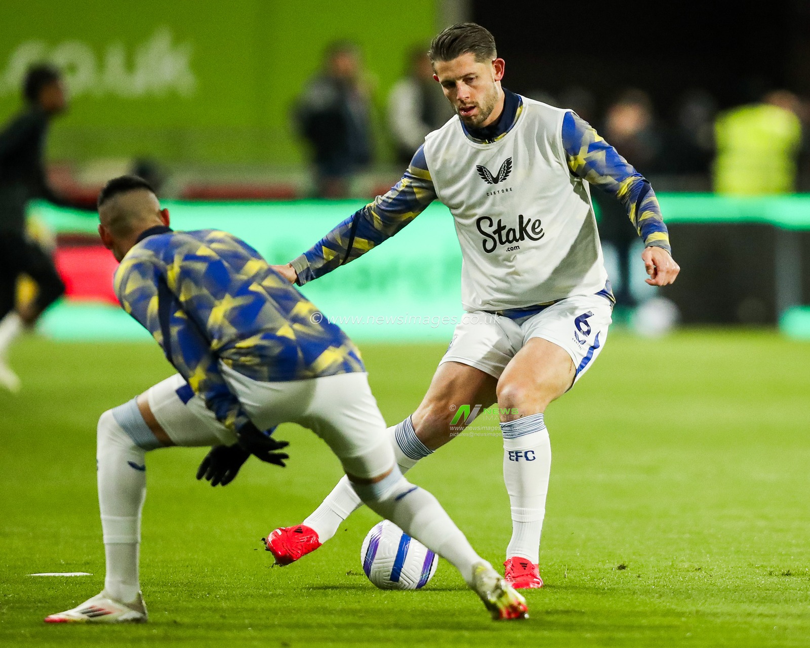 James Tarkowski of Everton warms up prior to the Premier League match Brentford vs Everton at The Gtech Community Stadium, London, United Kingdom, 26th February 2025

(Photo by Izzy Poles/News Images)