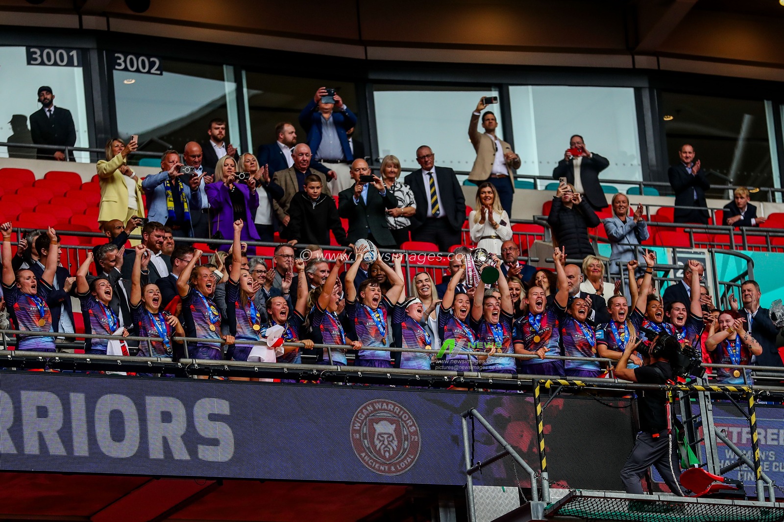 Wigan Warriors lift the Challenge Cup after the teams victory following the Betfred Women's Challenge Cup Final St Helens vs Wigan Warriors at Wembley Stadium, London, United Kingdom, 7th June 2025

(Photo by Izzy Poles/News Images)