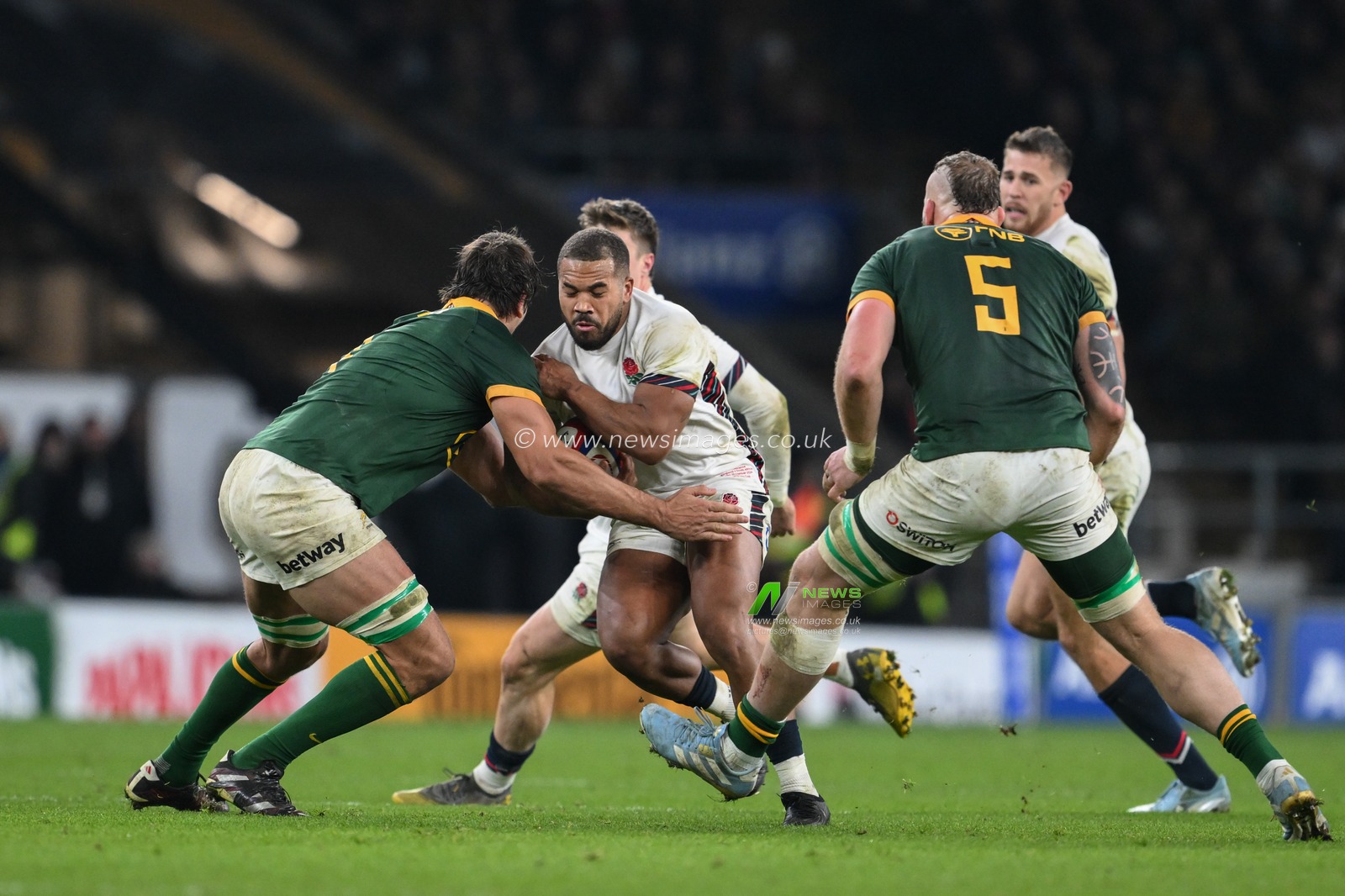 Ollie Lawrence of England is tackled by Eben Etzebeth of South Africa during the Autumn Nations Series match England vs South Africa at Allianz Stadium,, Twickenham, United Kingdom, 16th November 2024

(Photo by Craig Thomas/News Images)