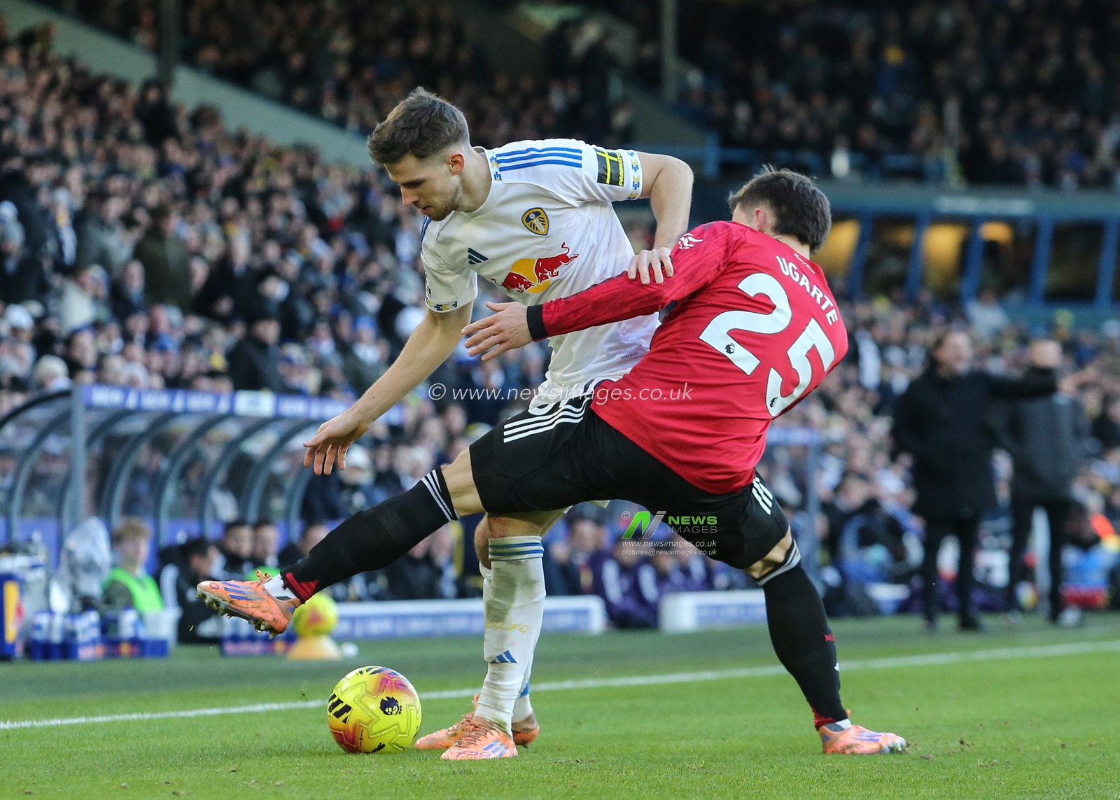 Anton Stach of Leeds United holds off Manuel Ugarte of Manchester United during the Premier League match Leeds United vs Manchester United at Elland Road, Leeds, United Kingdom, 4th January 2026

(Photo by Richard Bierton/News Images)

*** GER AUT SUI OUT ***