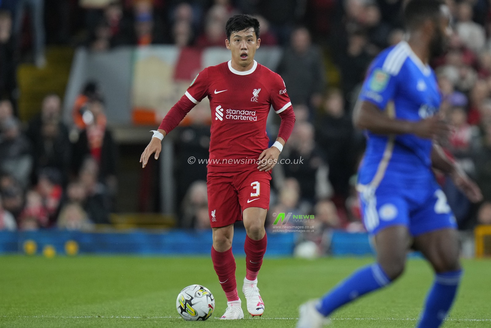 Wataru Endo #3 of Liverpool looks upfield during the Carabao Cup Third Round match Liverpool vs Leicester City at Anfield, Liverpool, United Kingdom, 27th September 2023

(Photo by Steve Flynn/News Images)