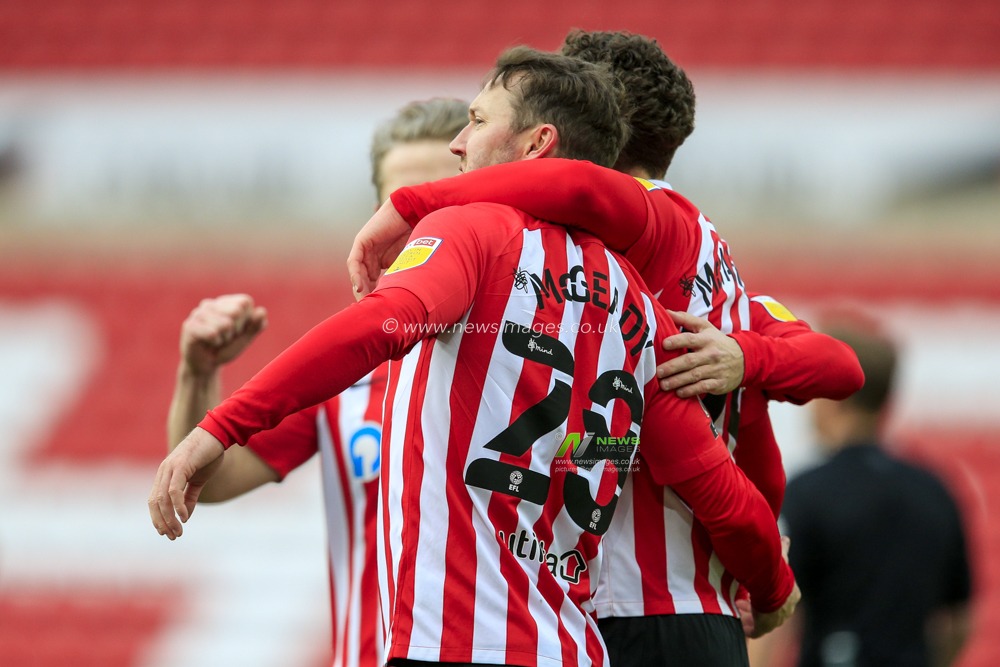 Aiden McGeady #28 of Sunderland celebrates his goal with his teammates to make it 1-0
