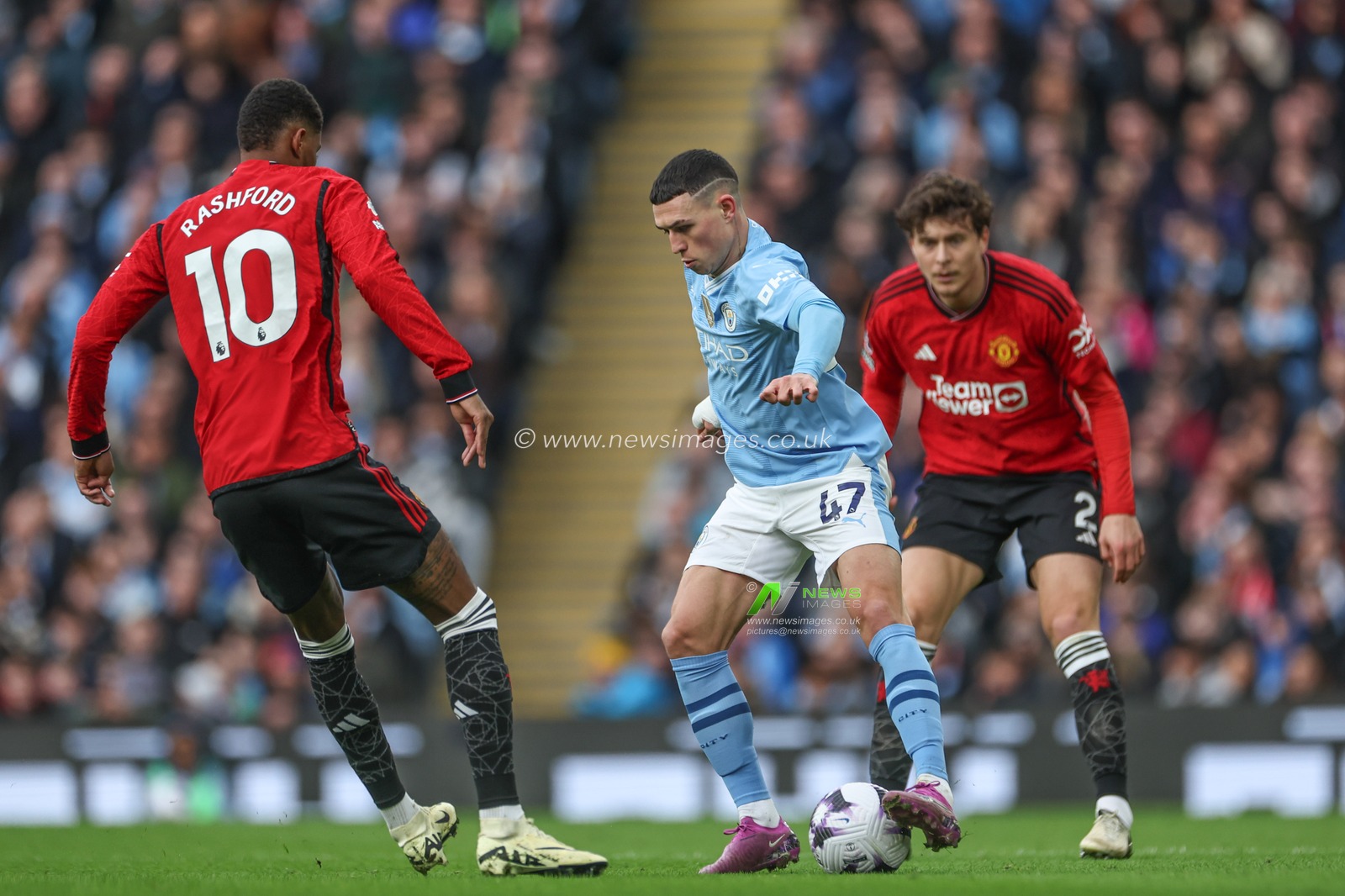 Phil Foden of Manchester City controls the ball pressured by Marcus Rashford of Manchester United during the Premier League match Manchester City vs Manchester United at Etihad Stadium, Manchester, United Kingdom, 3rd March 2024

(Photo by Mark Cosgrove/News Images)
