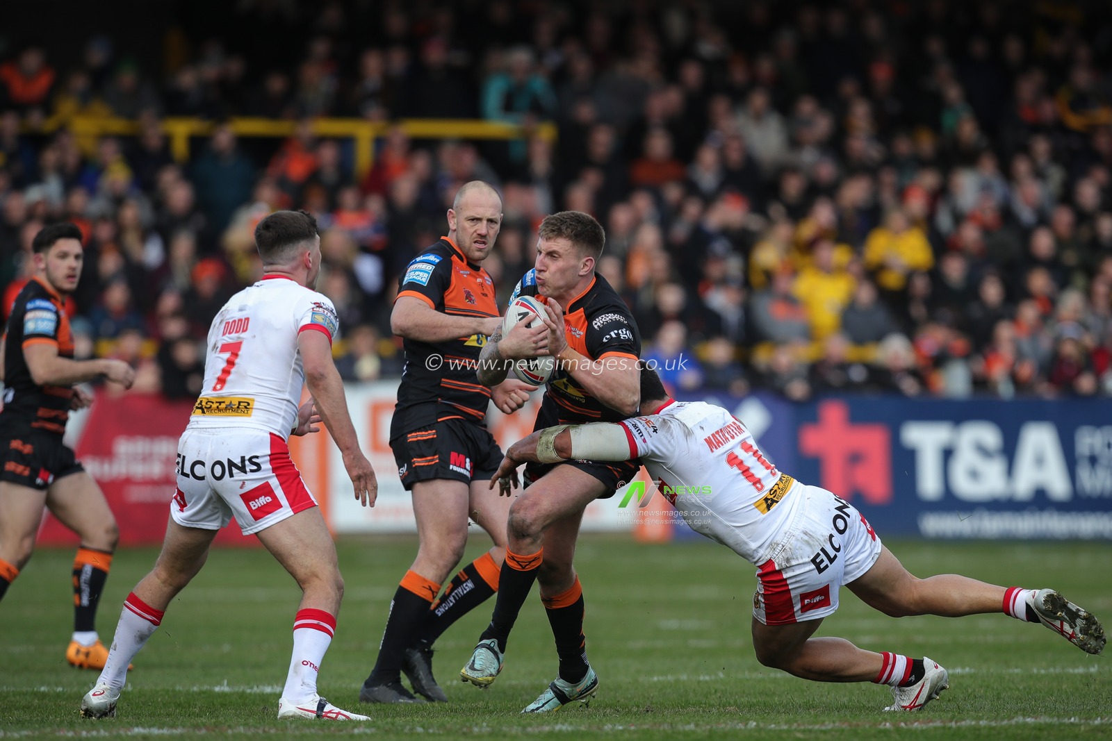 Alex Mellor #12 of Castleford Tigers in action during the Betfred Super League Round 2 match Castleford Tigers vs St Helens at The Mend-A-Hose Jungle, Castleford, United Kingdom, 26th February 2023

(Photo by James Heaton/News Images)