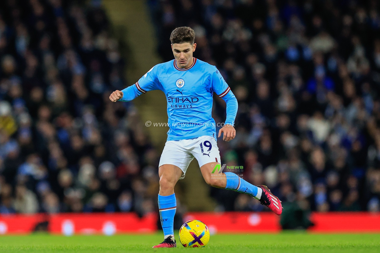 JuliÃ¡n Ãlvarez #19 of Manchester City in action during the Premier League match Manchester City vs Tottenham Hotspur at Etihad Stadium, Manchester, United Kingdom, 19th January 2023

(Photo by Conor Molloy/News Images)