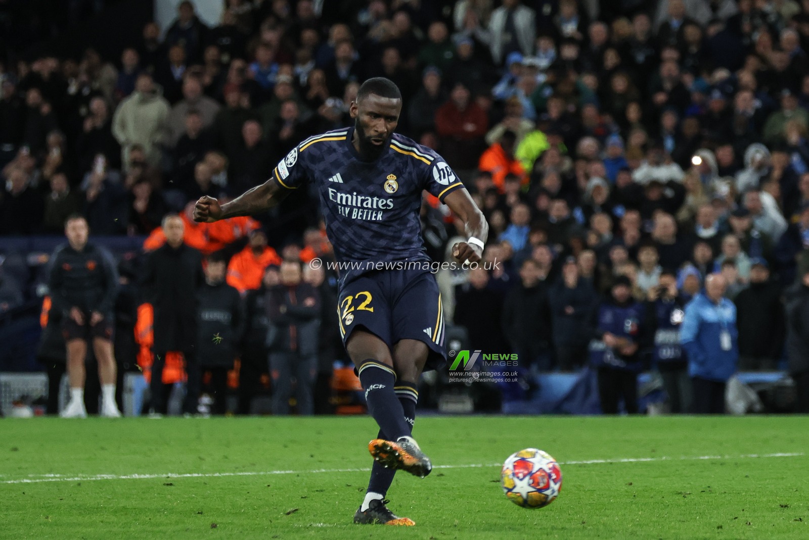 Antonio RÃ¼diger of Real Madrid scores a penalty to put Real Madrid through to the semi finals during the UEFA Champions League Quarter Final Manchester City vs Real Madrid at Etihad Stadium, Manchester, United Kingdom, 17th April 2024

(Photo by Mark Cosgrove/News Images)