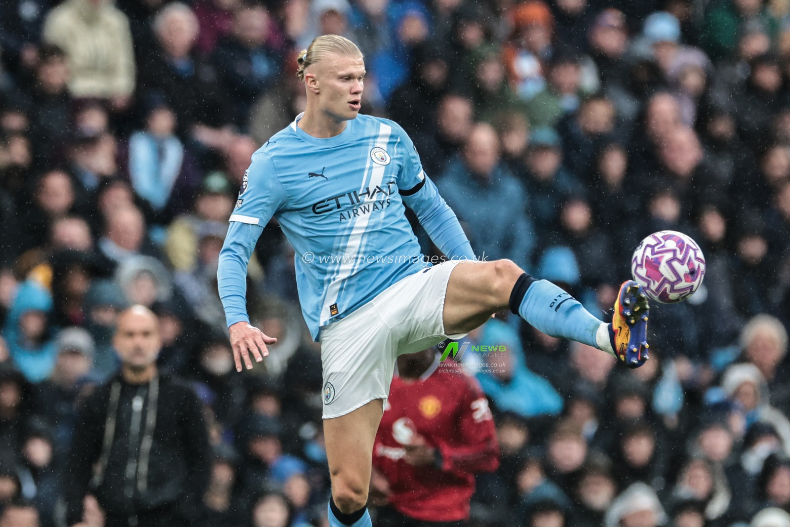 Erling Haaland of Manchester City controls the high ball during the Premier League match Manchester City vs Manchester United at Etihad Stadium, Manchester, United Kingdom, 14th September 2025

(Photo by Mark Cosgrove/News Images)