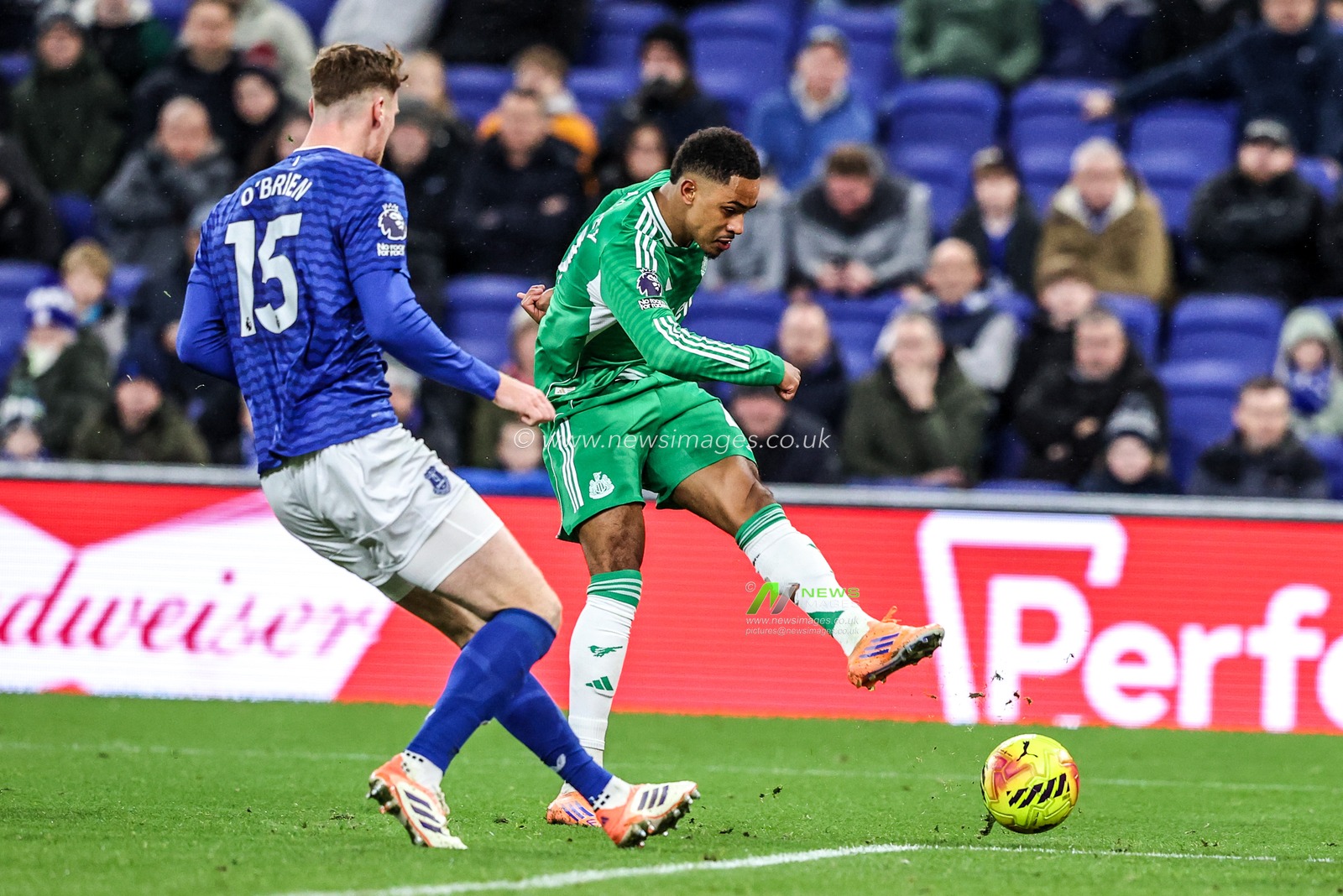 Jacob Ramsey of Newcastle United has his shot blocked by Everton goalkeeper Jordan Pickford during the Premier League match Everton vs Newcastle United at Hill Dickinson Stadium, Liverpool, United Kingdom, 29th November 2025

(Photo by Alfie Cosgrove/News Images)

*** GER AUT SUI OUT ***
