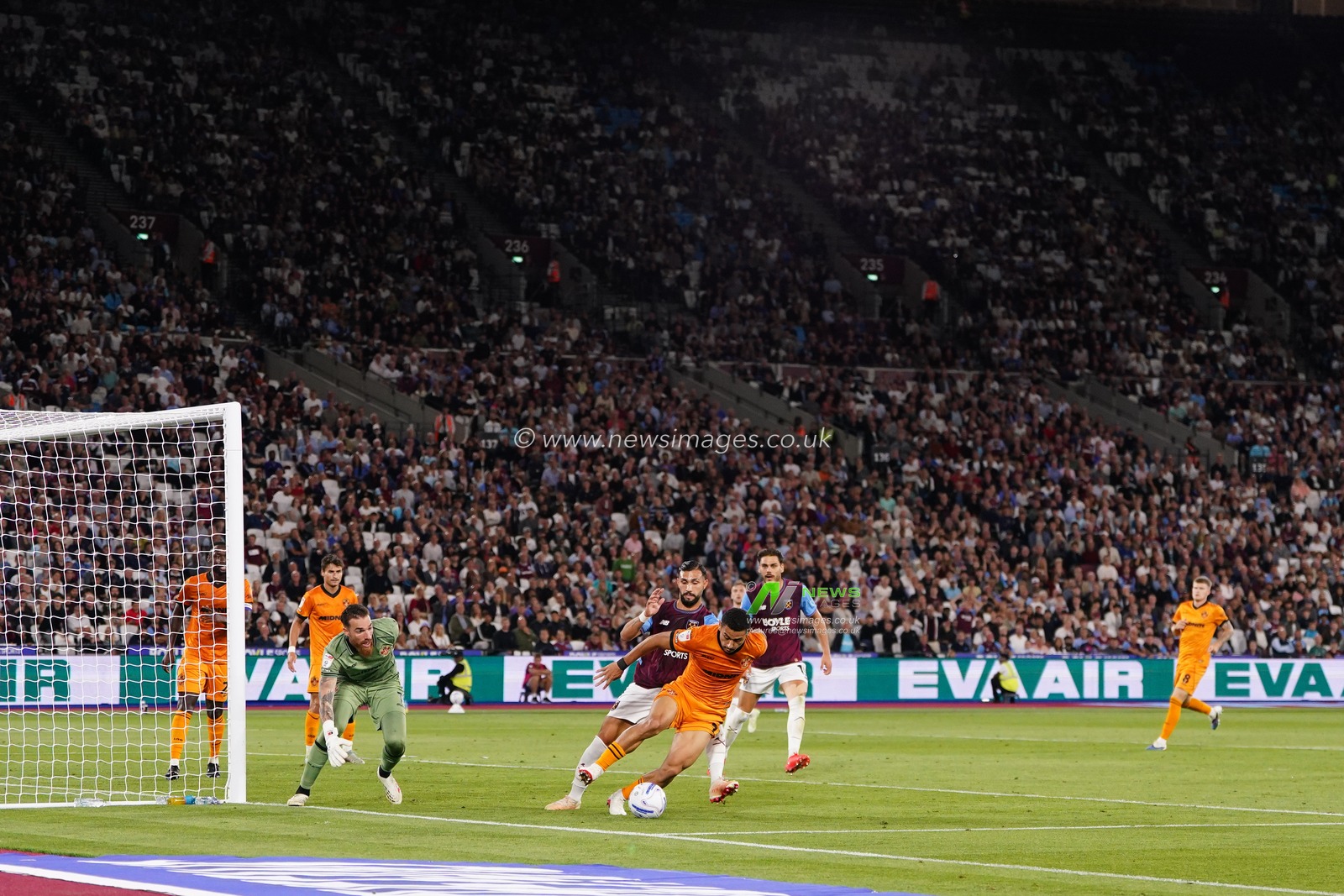 Wide view during the Sky Bet Championship match West Ham United vs Wolverhampton Wanderers at London Stadium, London, United Kingdom on 01 September 2026

(Photo by Harvey Murphy/News Images)