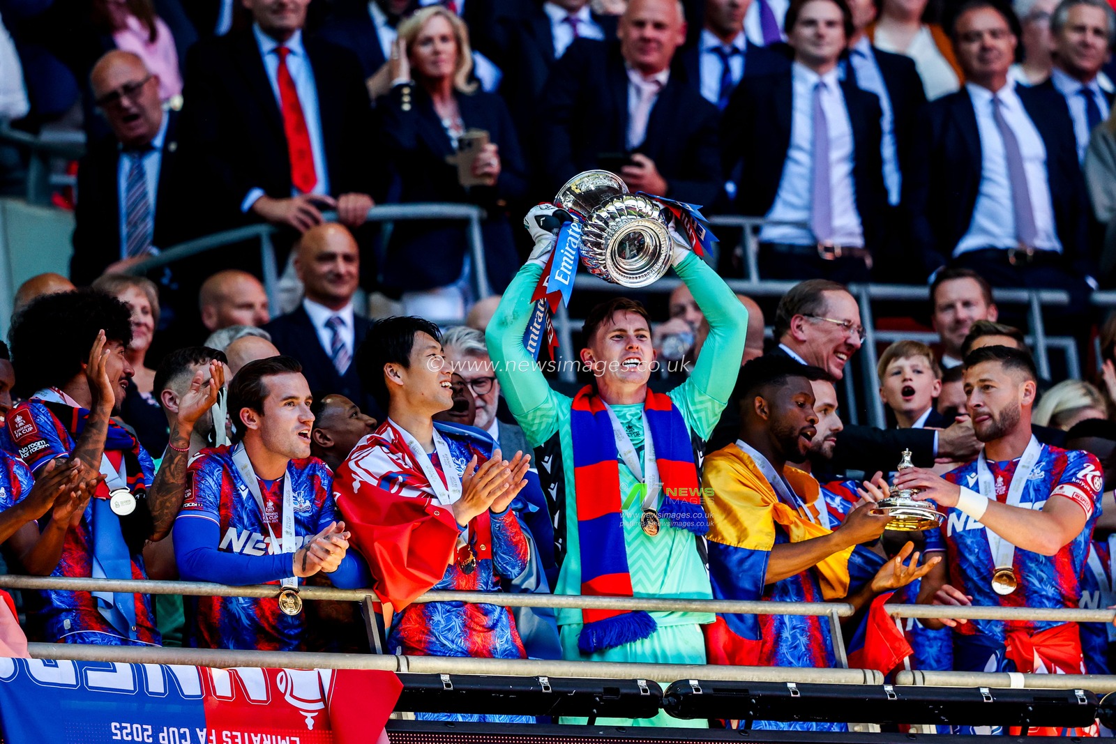 Dean Henderson of Crystal Palace lifts the FA Cup after the teams victory following the Emirates FA Cup Final match Crystal Palace vs Manchester City at Wembley Stadium, London, United Kingdom, 17th May 2025

(Photo by Alfie Cosgrove/News Images)