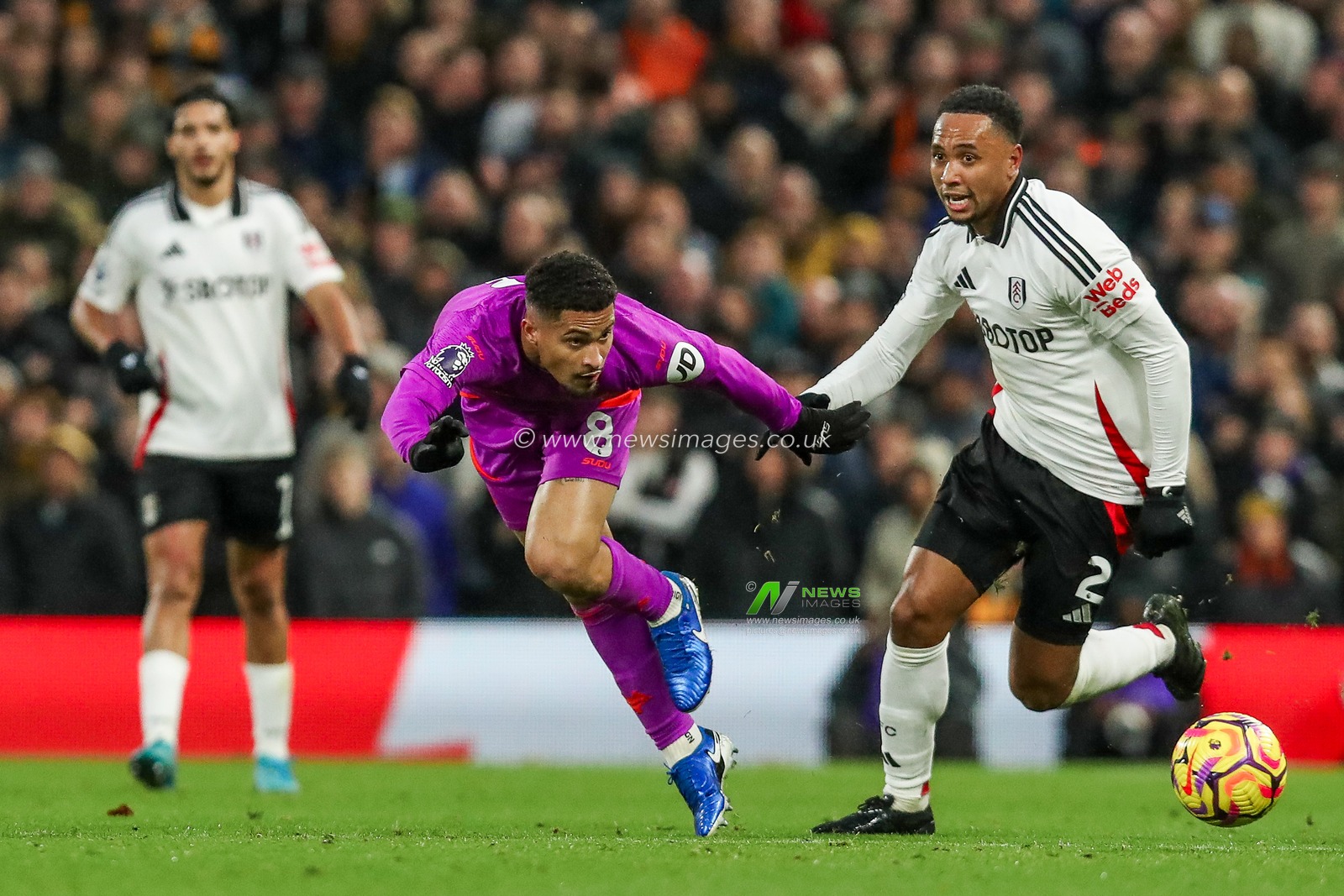 Joao Gomes of Wolverhampton Wanderers battles for the ball with Kenny Tete of Fulham during the Premier League match Fulham vs Wolverhampton Wanderers at Craven Cottage, London, United Kingdom, 23rd November 2024

(Photo by Izzy Poles/News Images)