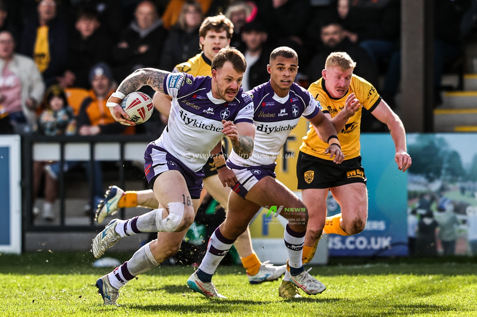 Tom Johnstone of Wakefield Trinity breaks with the ball during the Betfred Super League round 7 match Castleford Tigers vs Wakefield Trinity at OneBore Stadium, Castleford, Untied Kingdom on 05 April 2026

(Photo by Alfie Cosgrove/News Images)
