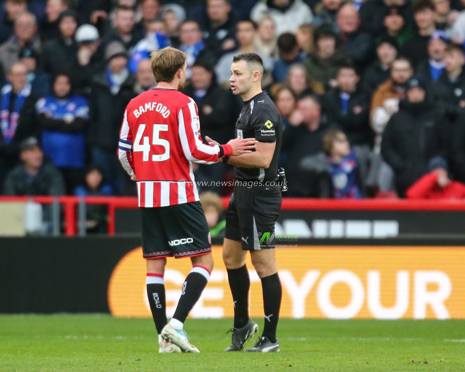 referee Tom Nield in discussion with Patrick Bamford of Sheffield United during the Sky Bet Championship match Sheffield United vs Ipswich Town at Bramall Lane, Sheffield, United Kingdom, 24th January 2026

(Photo by Richard Bierton/News Images)