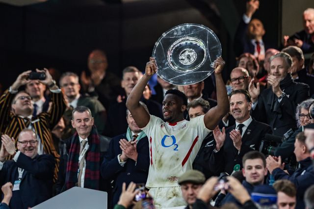 Mario Itoje of England lifts the Hillary Shield during the Quilter Nations Series 2025 match England vs New Zealand at Allianz Stadium, Twickenham, United Kingdom, 15th November 2025

(Photo by Mark Cosgrove/News Images)

*** GER AUT SUI OUT ***
