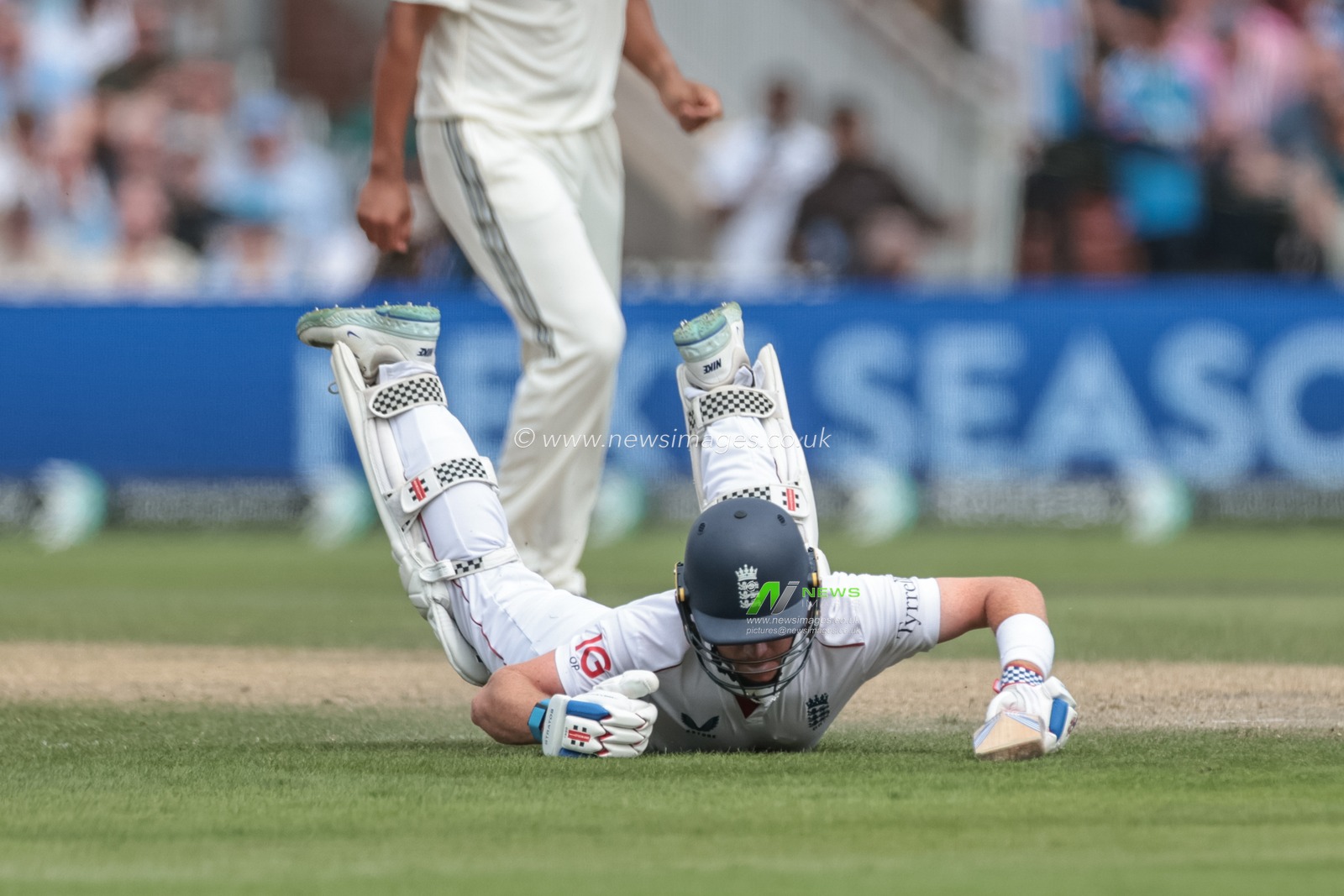 Ollie Pope of England makes it back sate as he dives for the crease during the 4th Rothesay Test Match match Day 3 England vs India at Old Trafford Cricket Ground, Manchester, United Kingdom, 25th July 2025

(Photo by Mark Cosgrove/News Images)