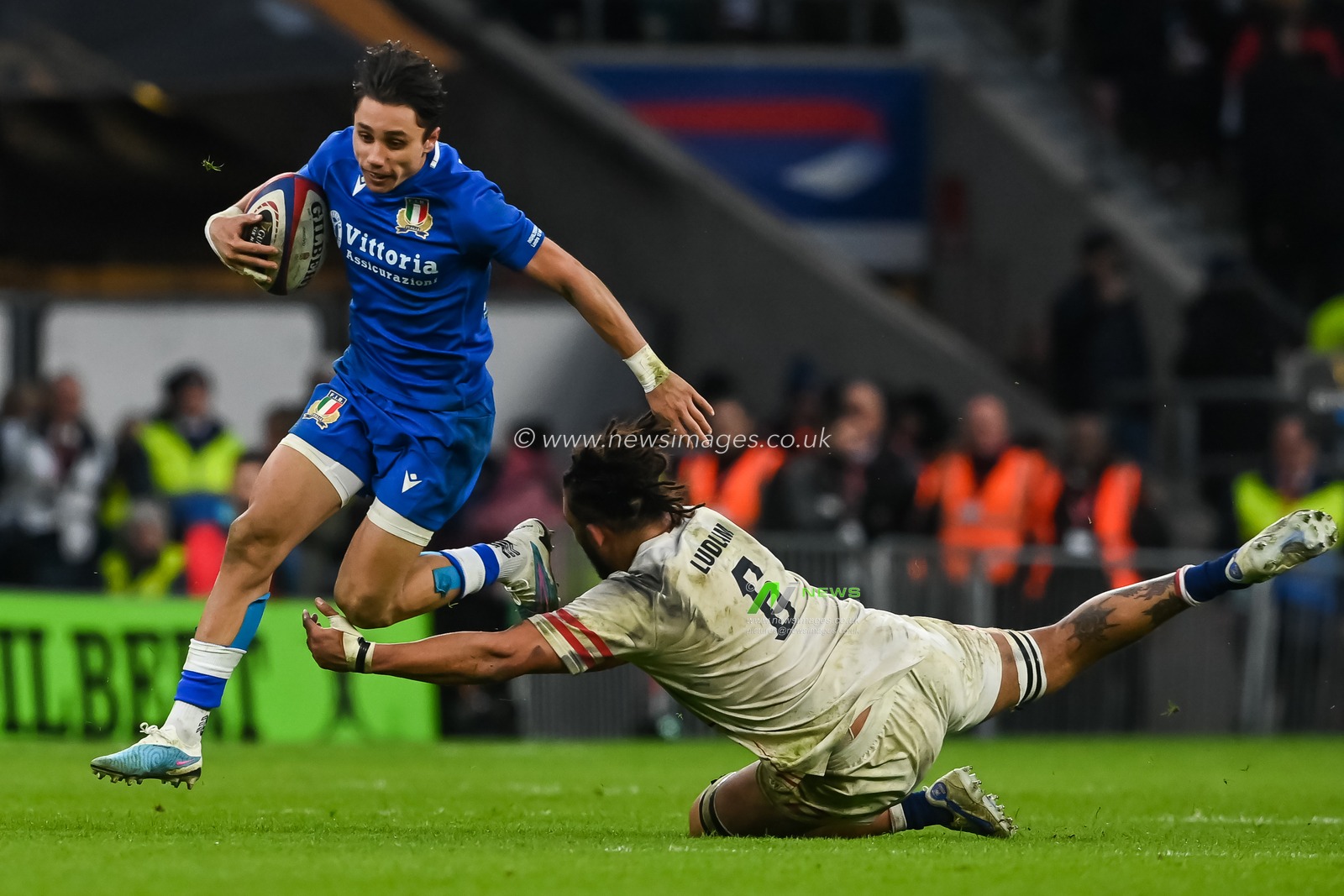 Ange Capuozzo of Italy evades the tackle of Lewis Ludlam of England  during the 2023 Guinness 6 Nations match England vs Italy at Twickenham Stadium, Twickenham, United Kingdom, 12th February 2023

(Photo by Craig Thomas/News Images)