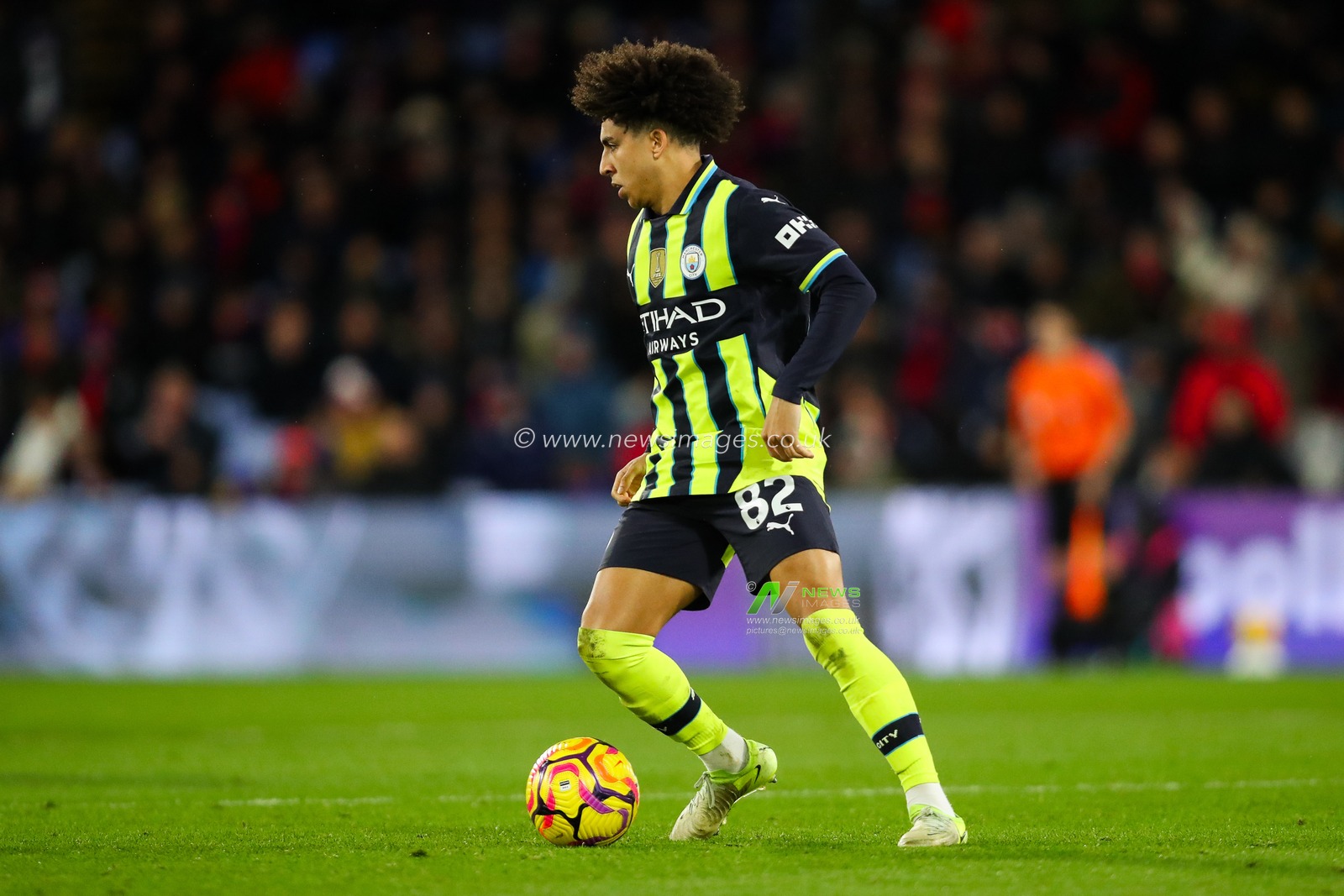 Rico Lewis of Manchester City runs with the ball during the Premier League match Crystal Palace vs Manchester City at Selhurst Park, London, United Kingdom, 7th December 2024

(Photo by Izzy Poles/News Images)