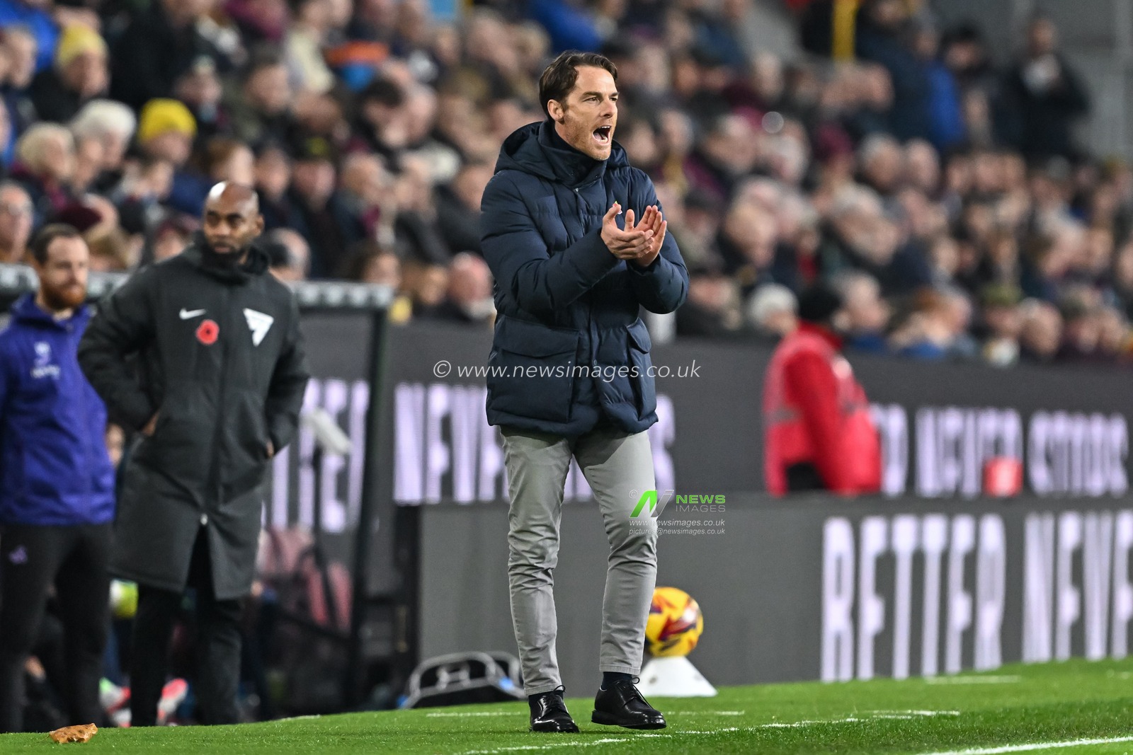 Scott Parker manager of Burnley encourages during the Sky Bet Championship match Burnley vs Swansea City at Turf Moor, Burnley, United Kingdom, 10th November 2024

(Photo by Cody Froggatt/News Images)